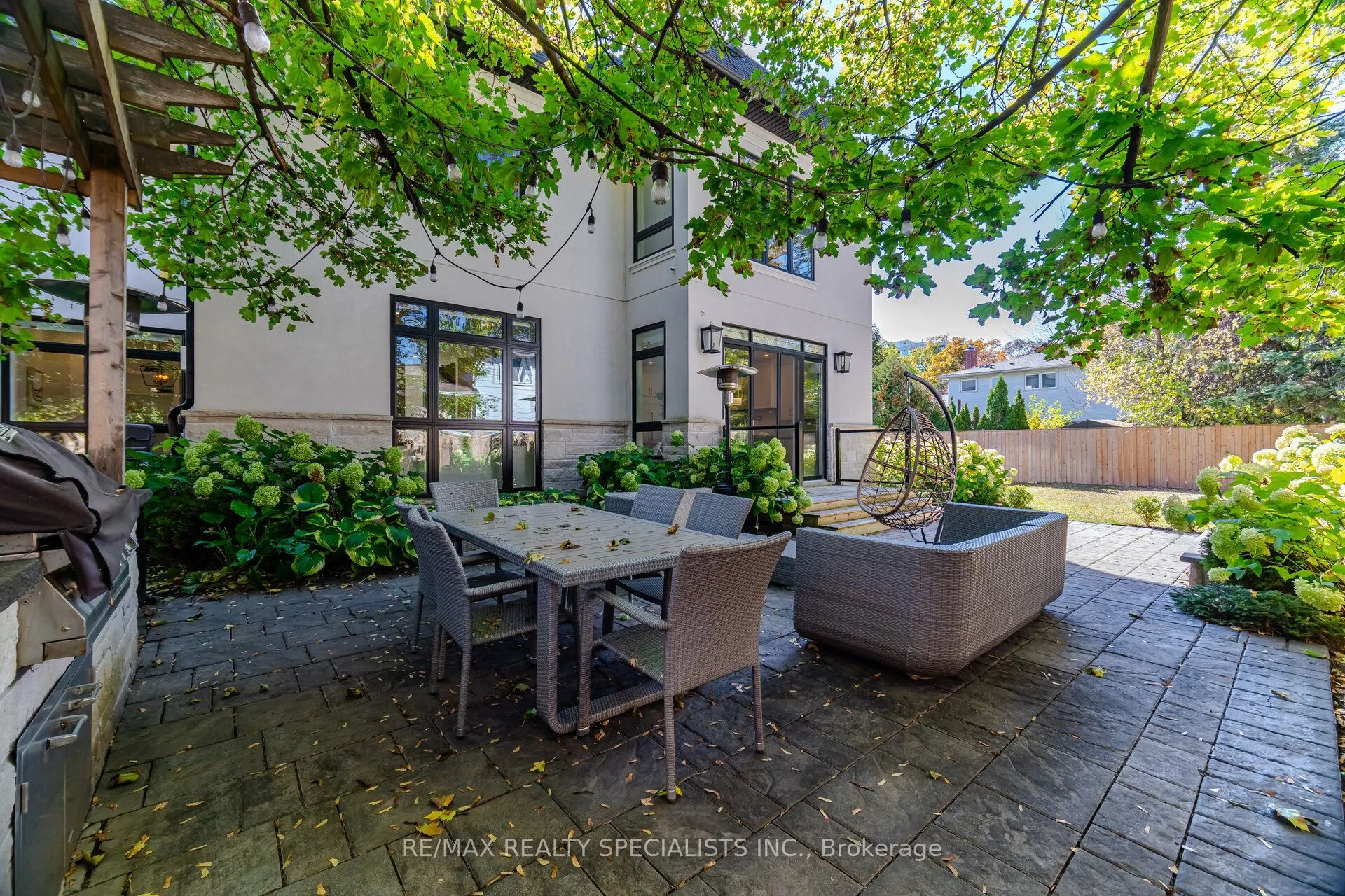 2107 Lakeshore Road W