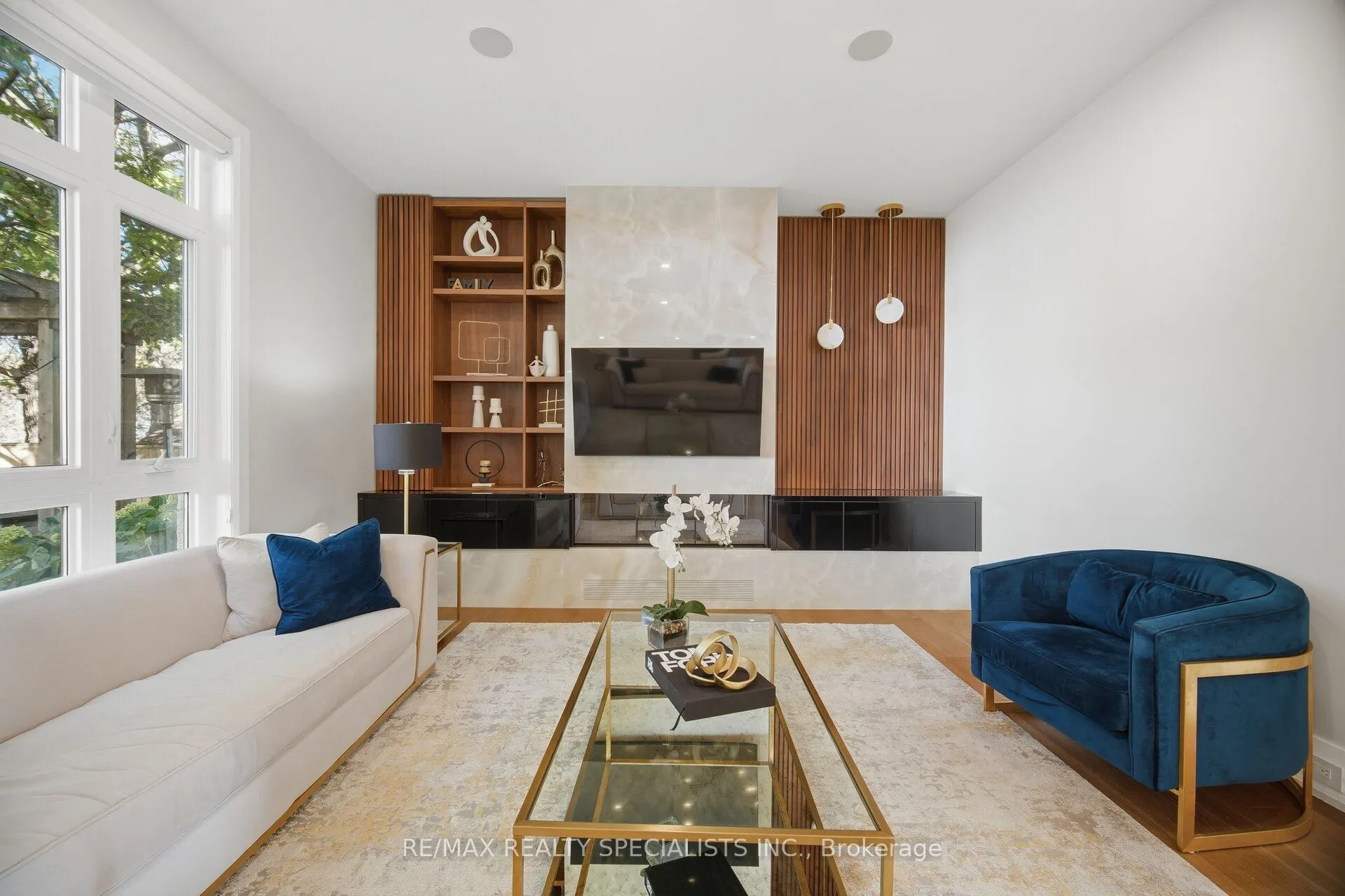 2107 Lakeshore Road W