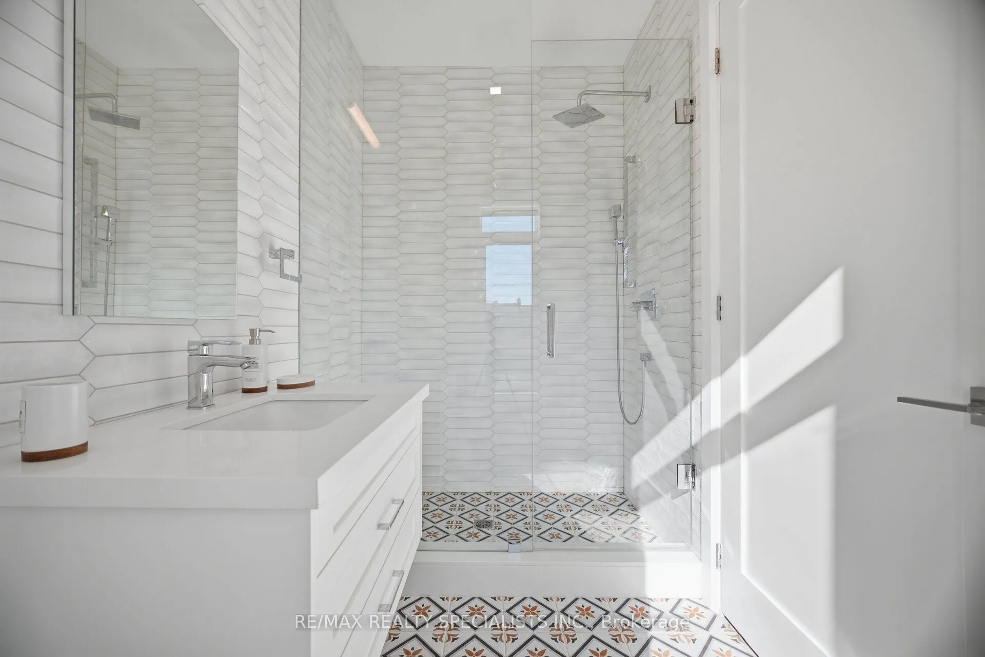 2107 Lakeshore Road W