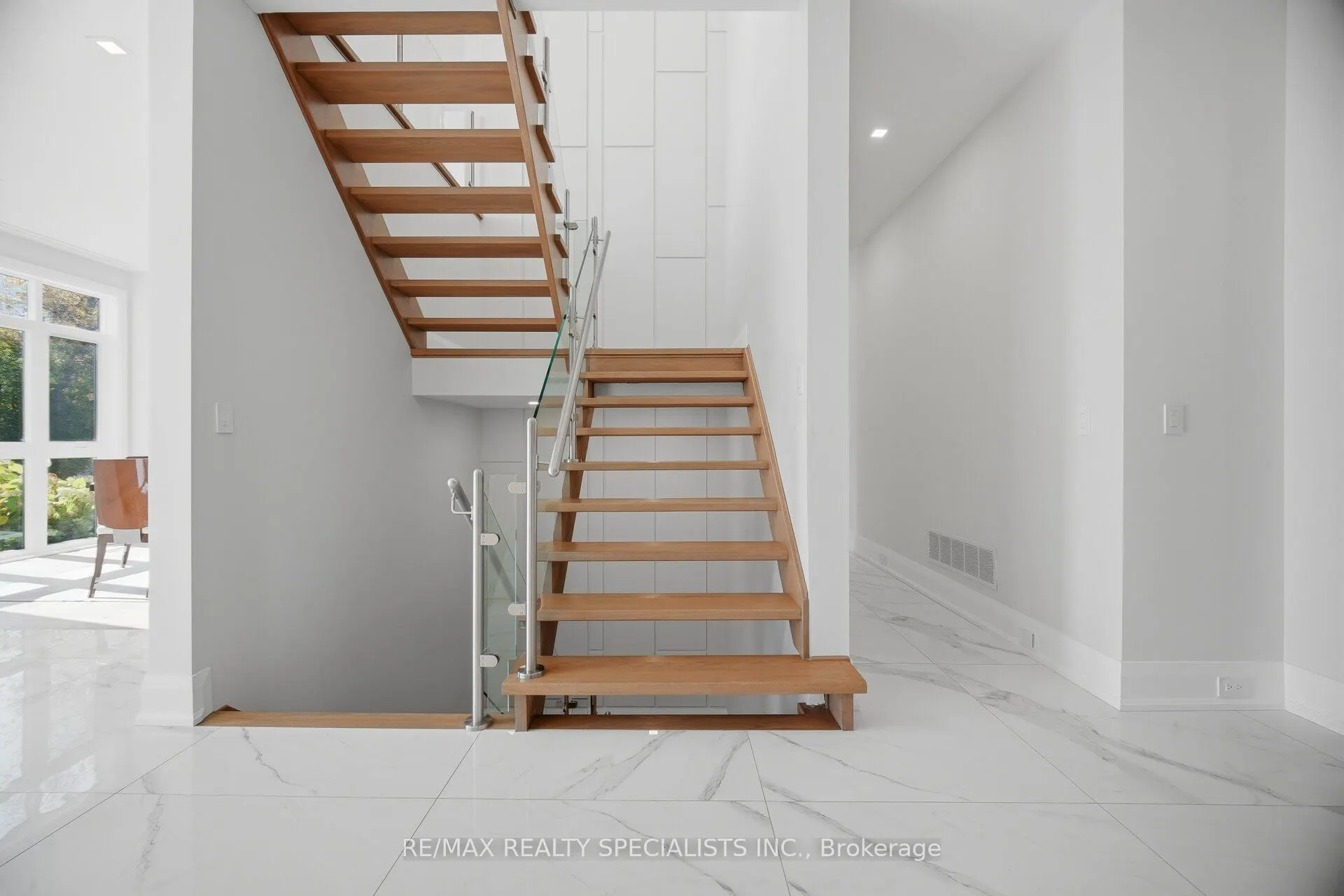 2107 Lakeshore Road W