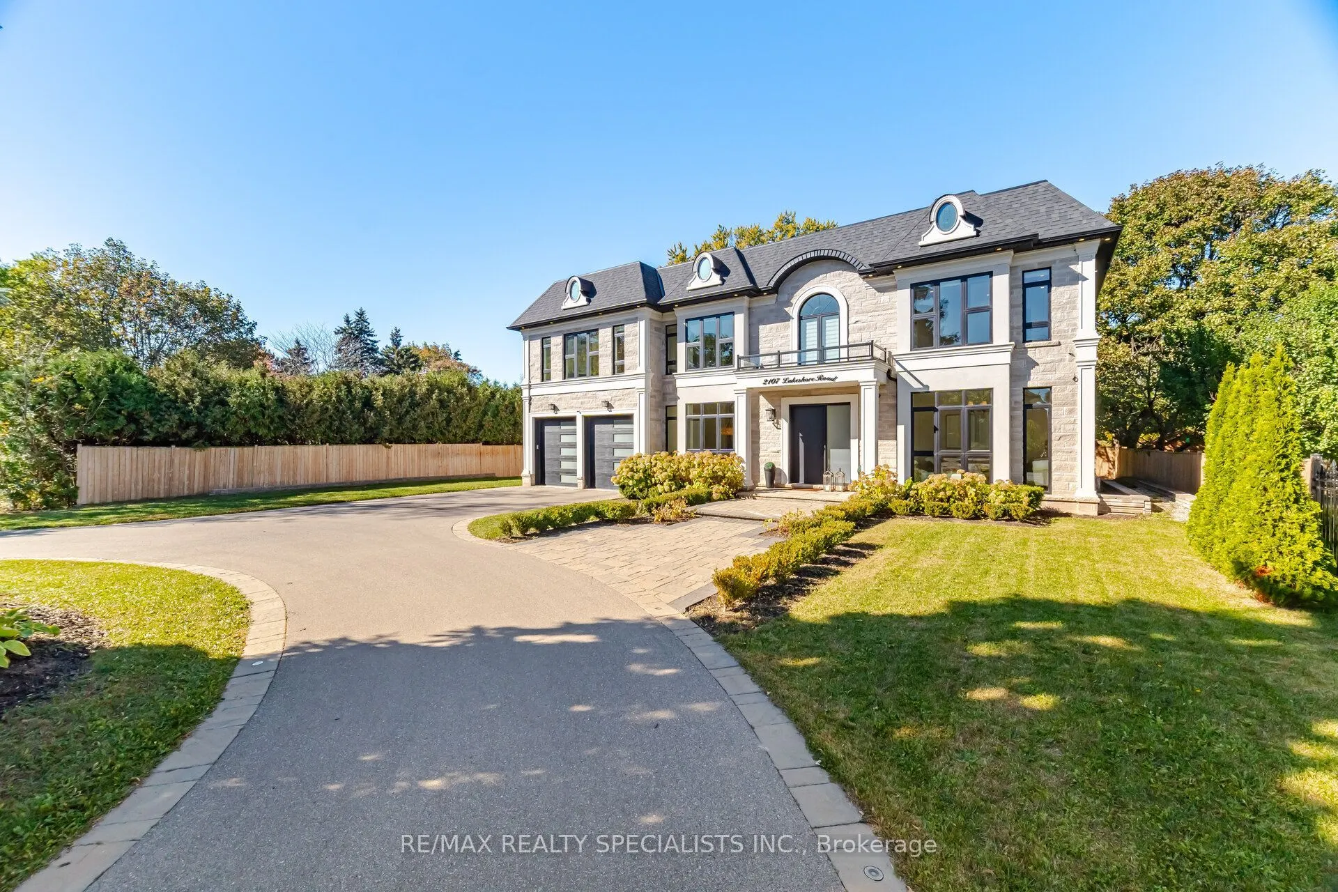 2107 Lakeshore Road W