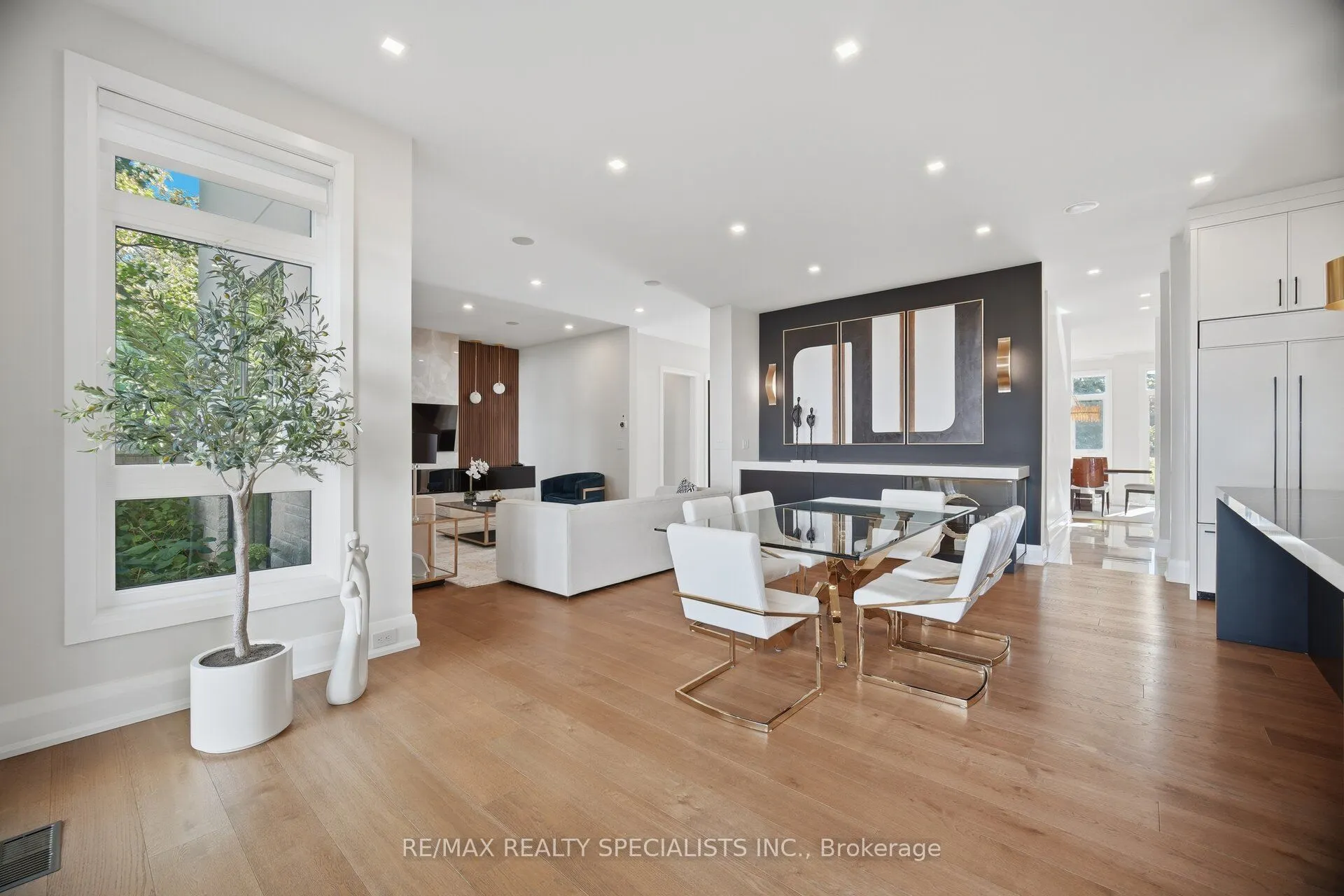 2107 Lakeshore Road W
