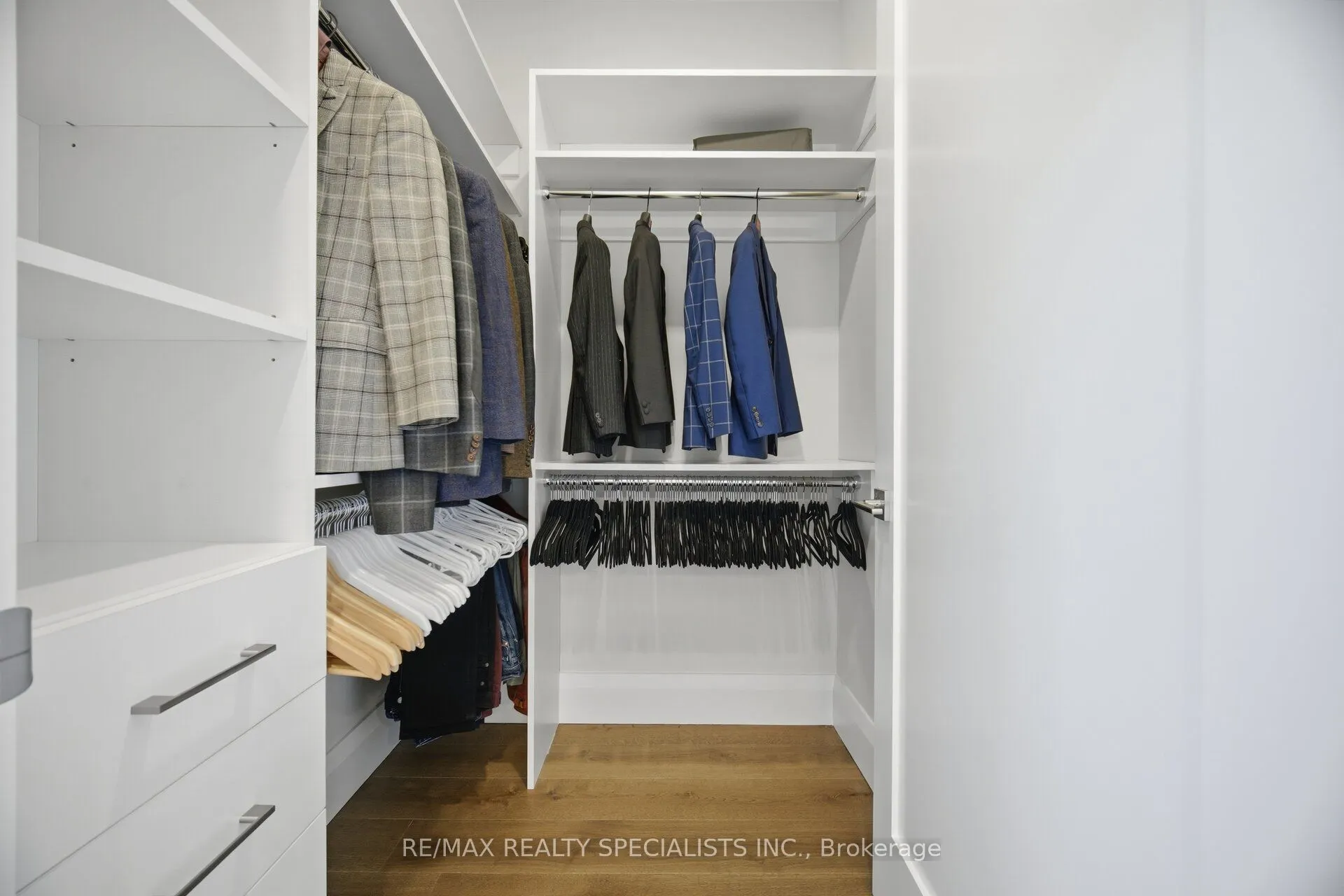 2107 Lakeshore Road W