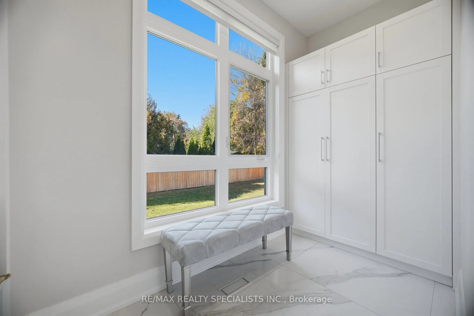 2107 Lakeshore Road W