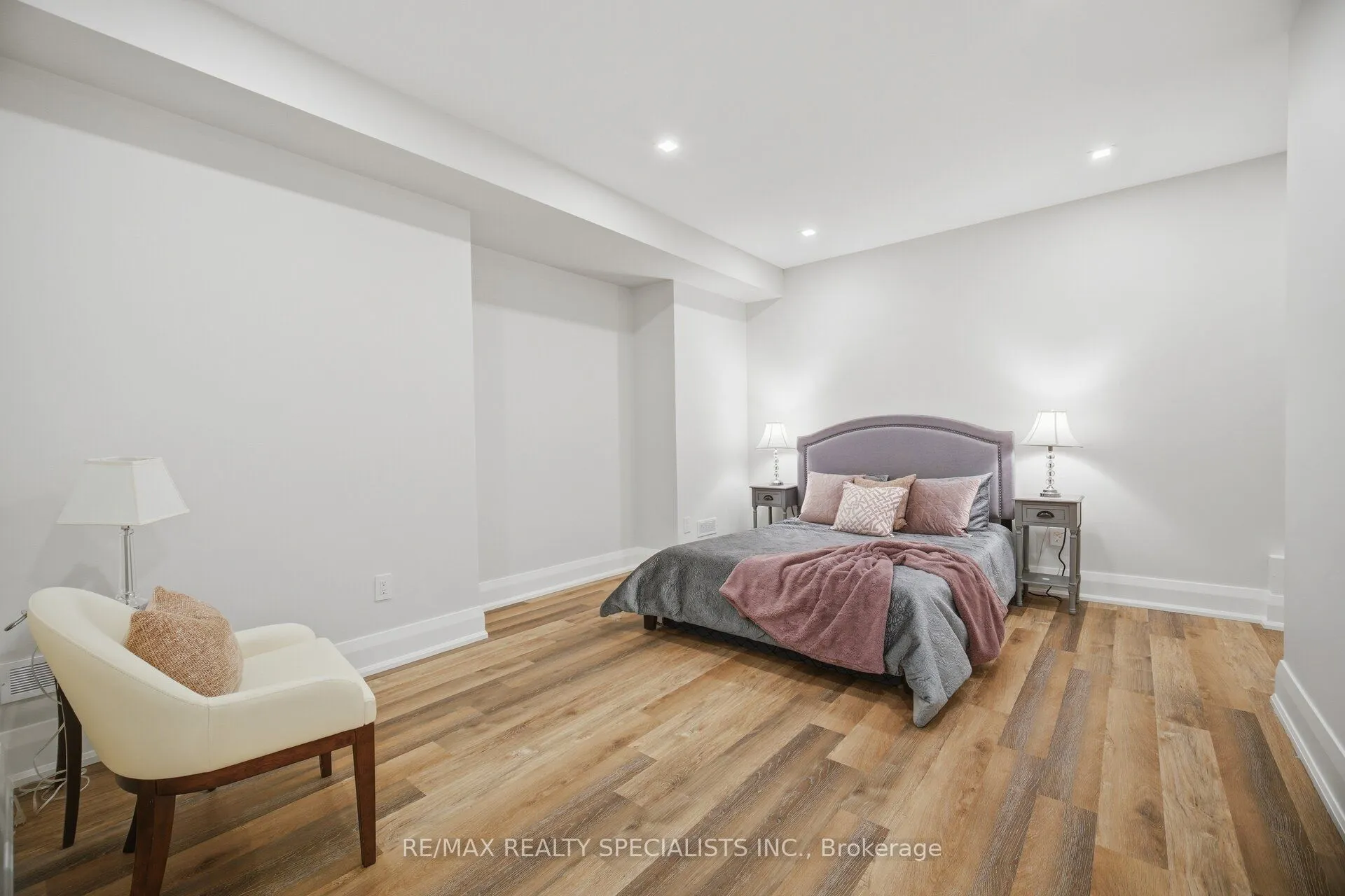 2107 Lakeshore Road W