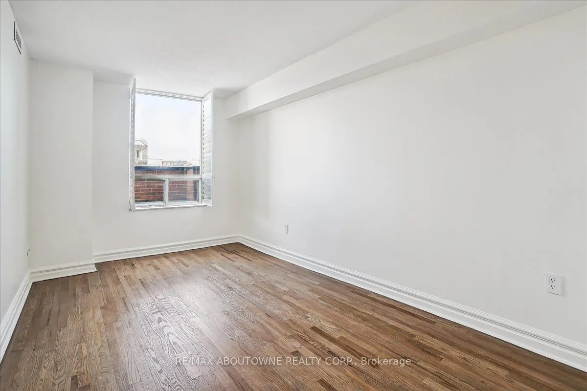 221 Robinson Street #215