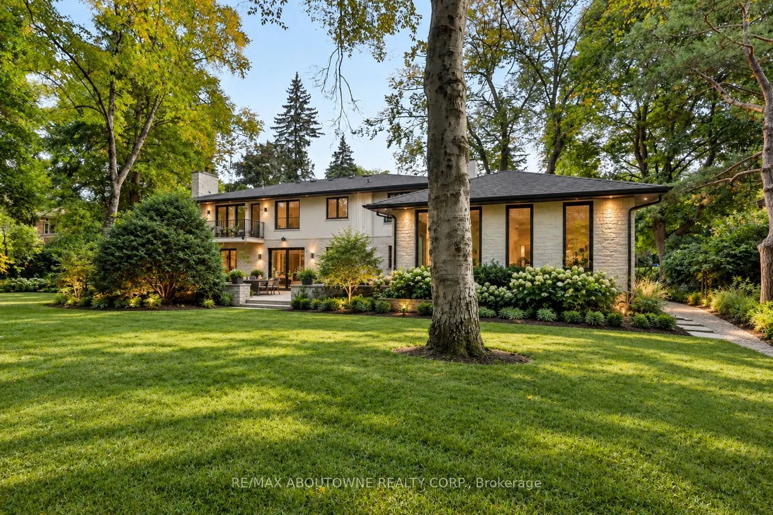2086 Glenforest Crescent