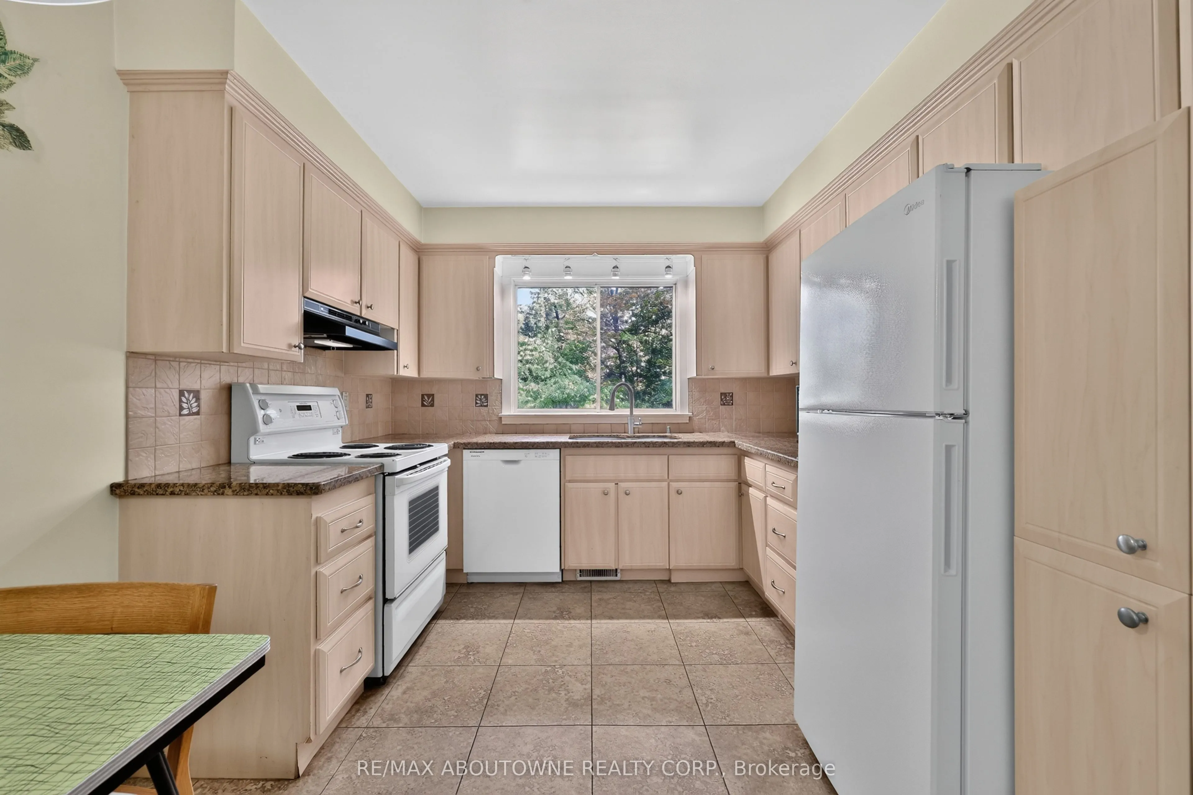 2086 Glenforest Crescent