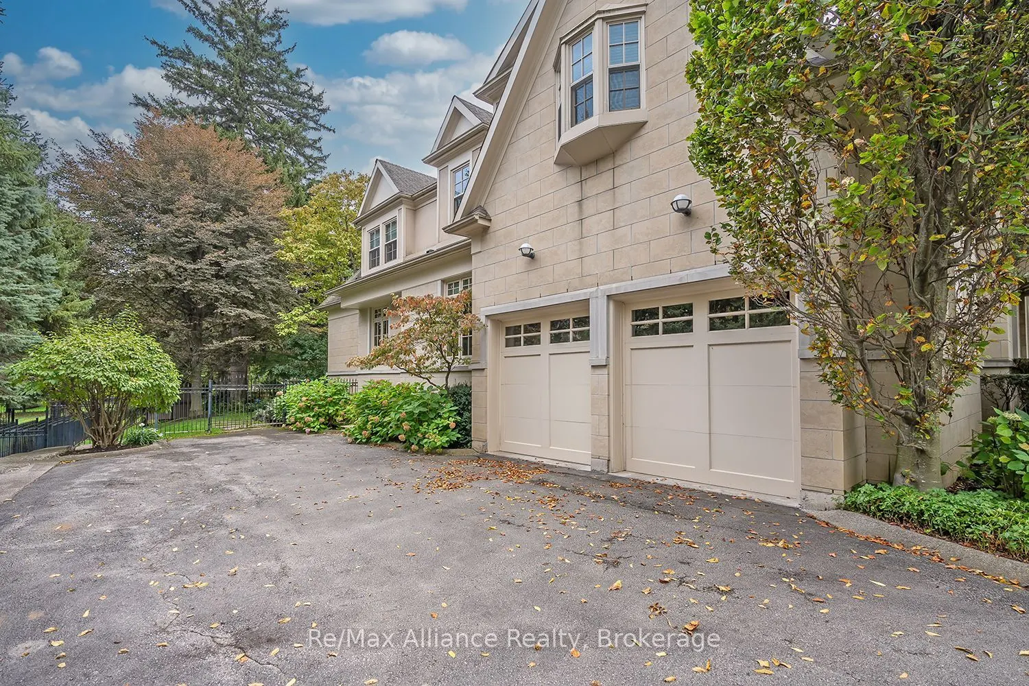 1426 Lakeshore Road E