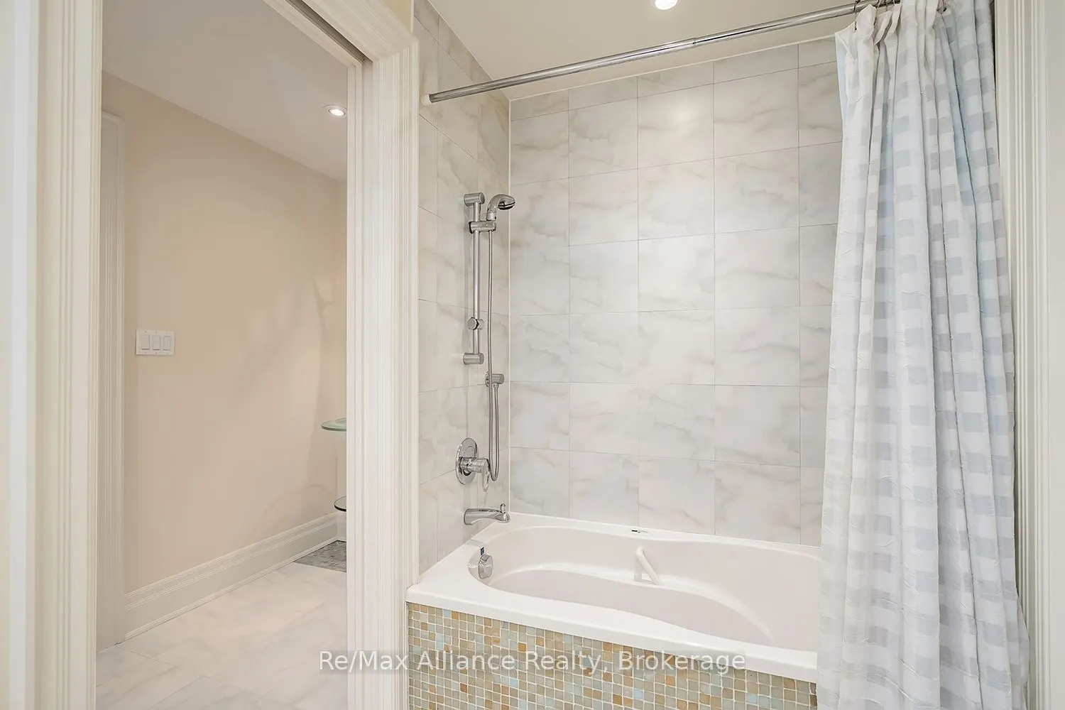 1426 Lakeshore Road E