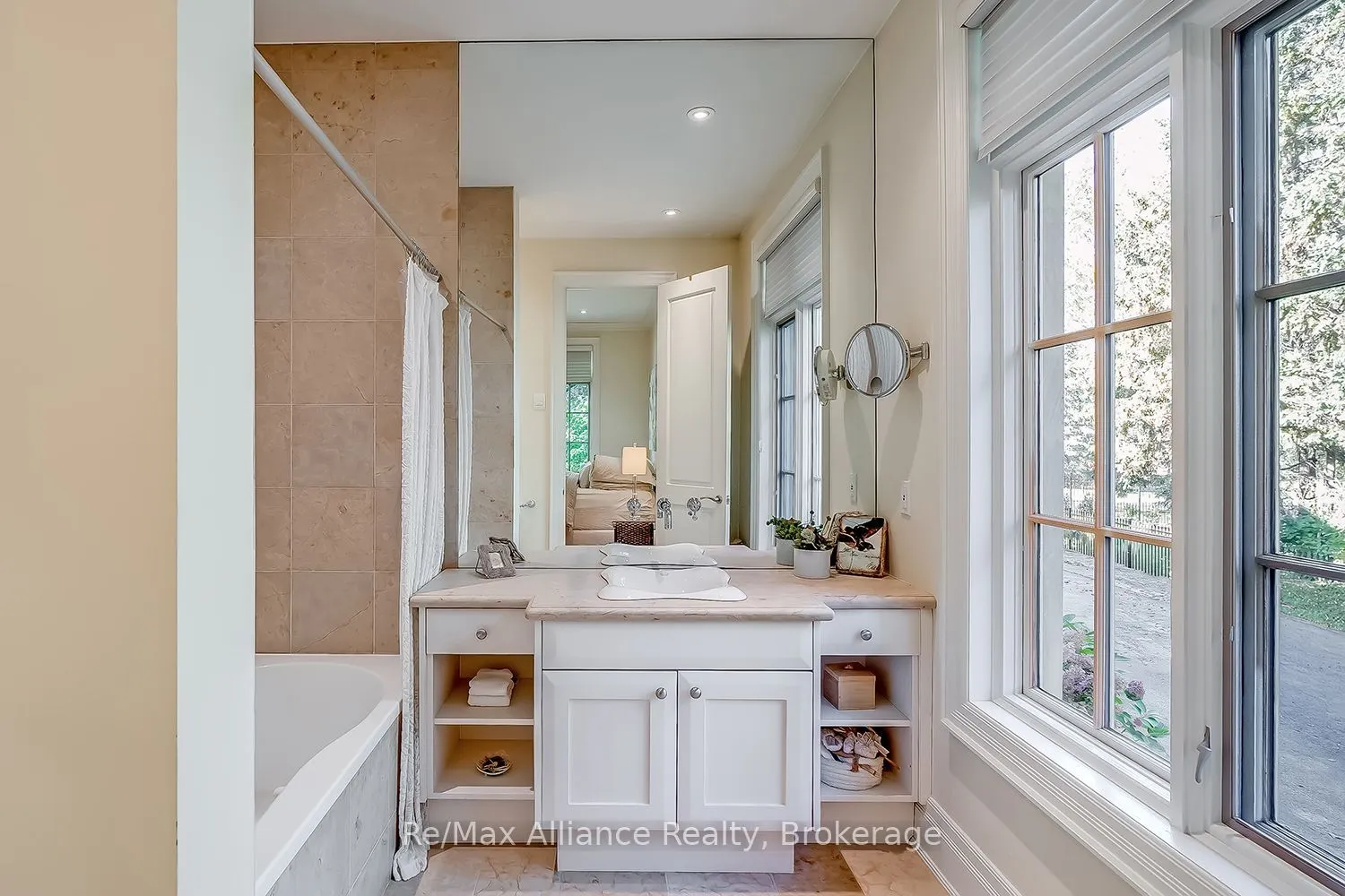 1426 Lakeshore Road E
