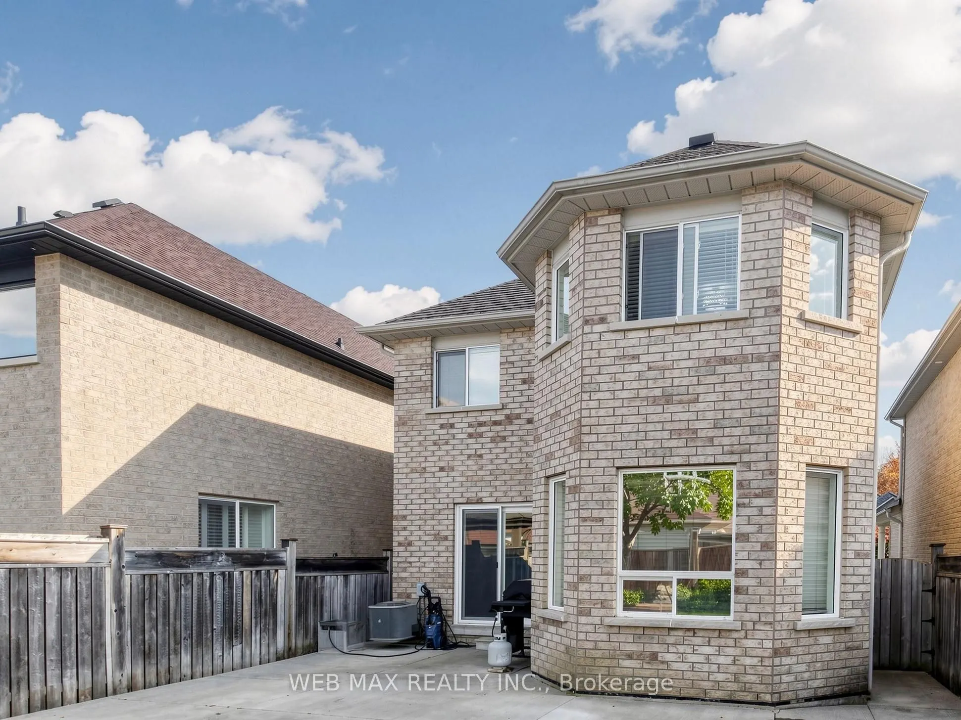 13 Loontail Street N