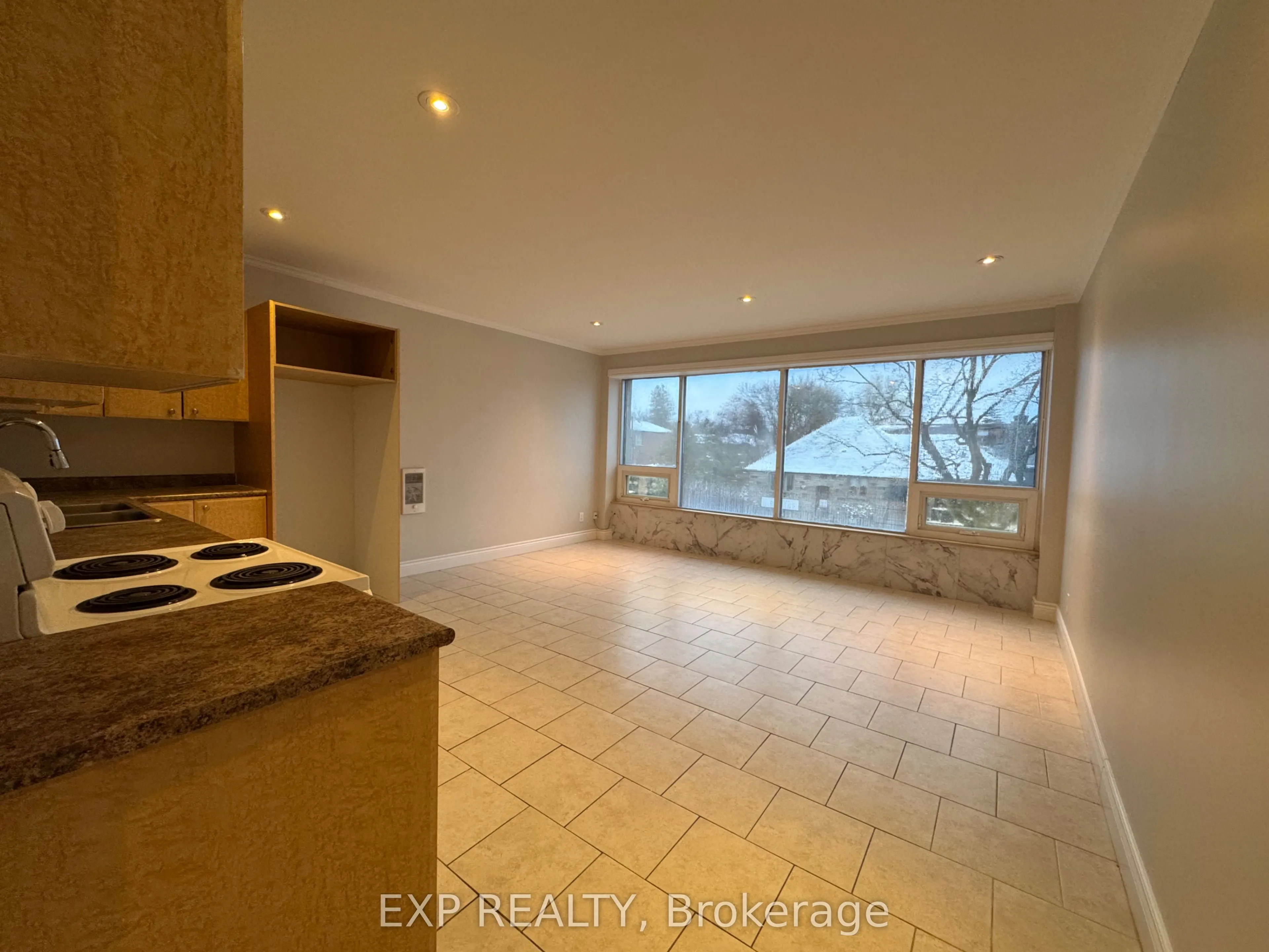 258 Lakeshore Road E #203