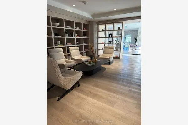 86 DUNDAS Street