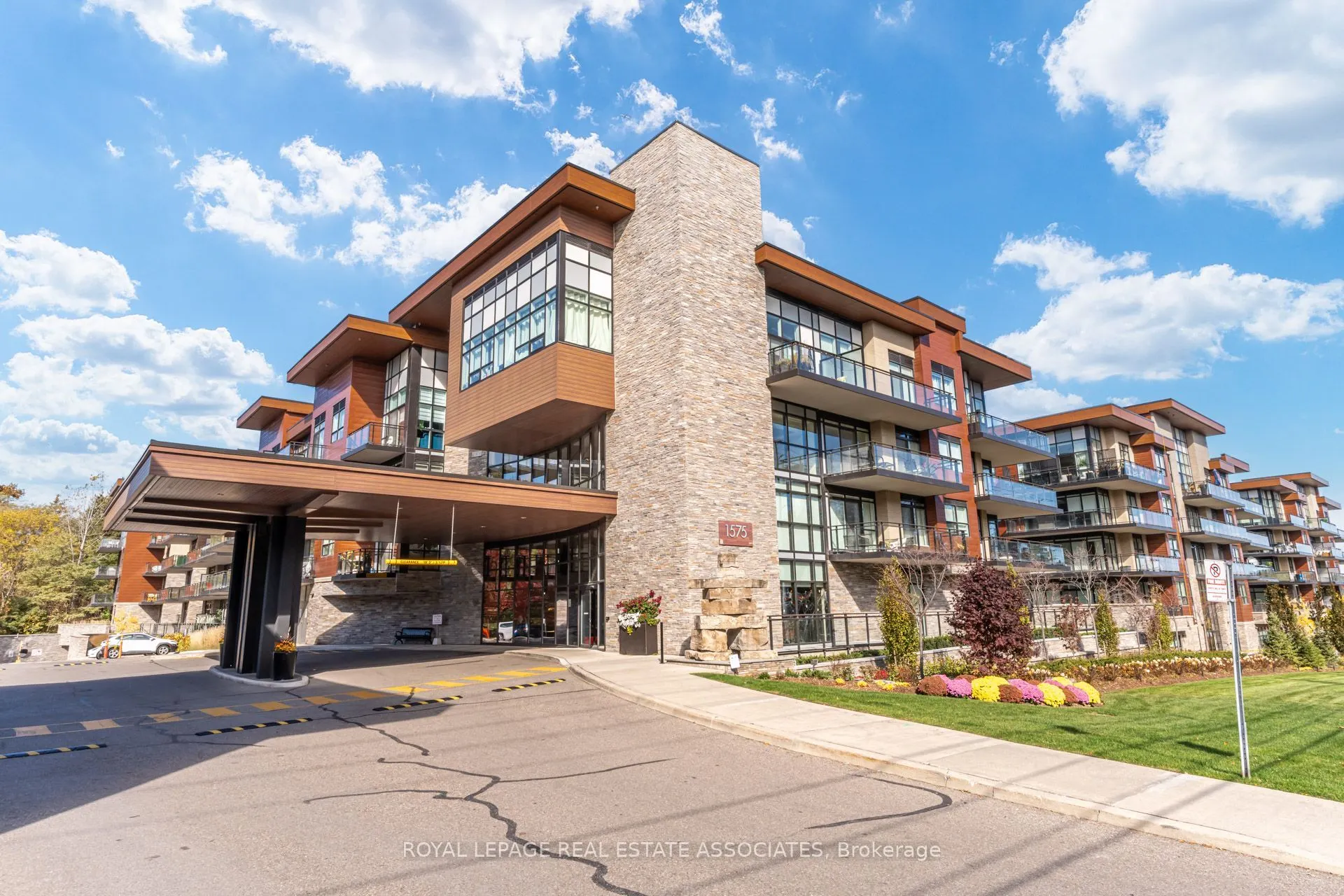 1575 Lakeshore Road W #465