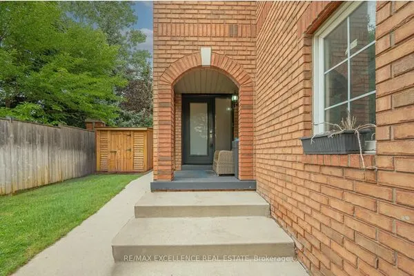 20 Manett Crescent