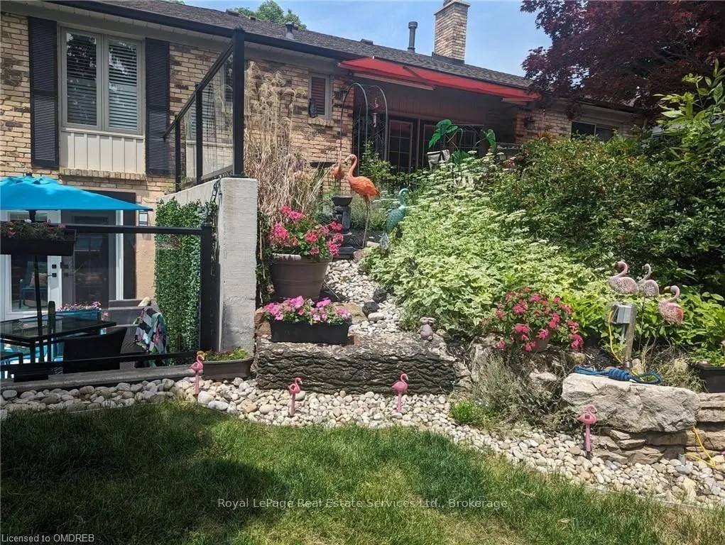 184 DUNDAS Street E