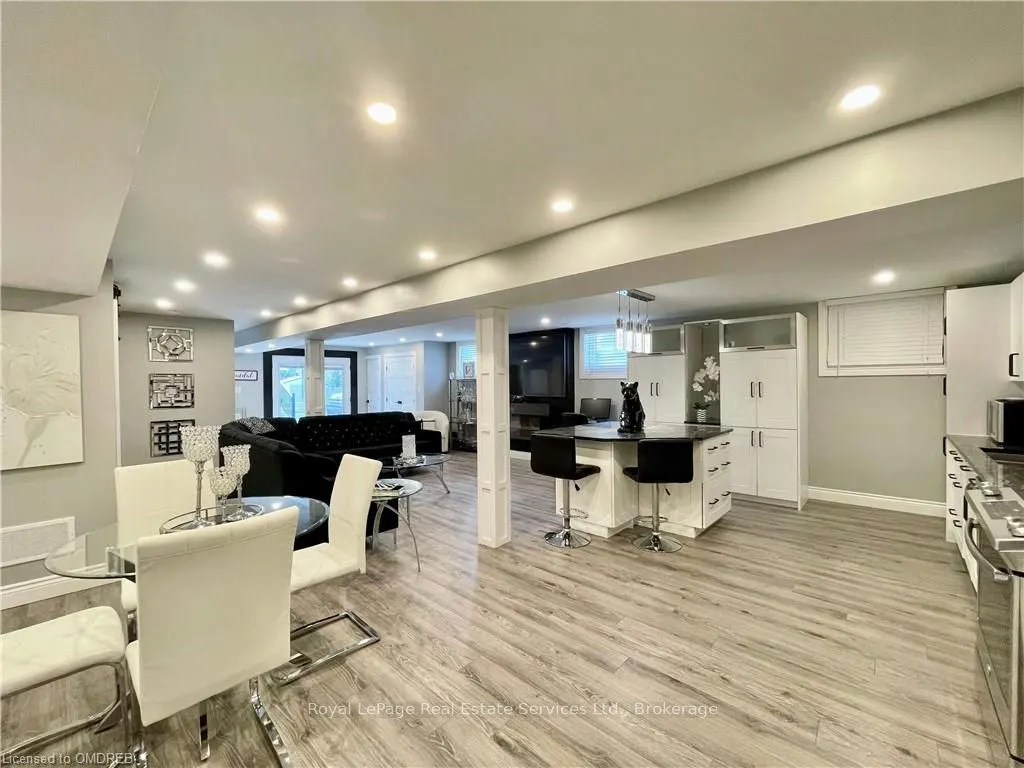184 DUNDAS Street E