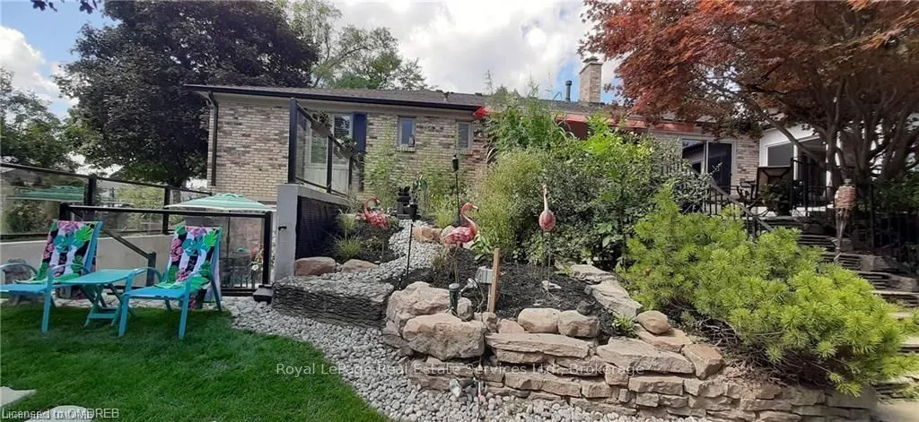 184 DUNDAS Street E
