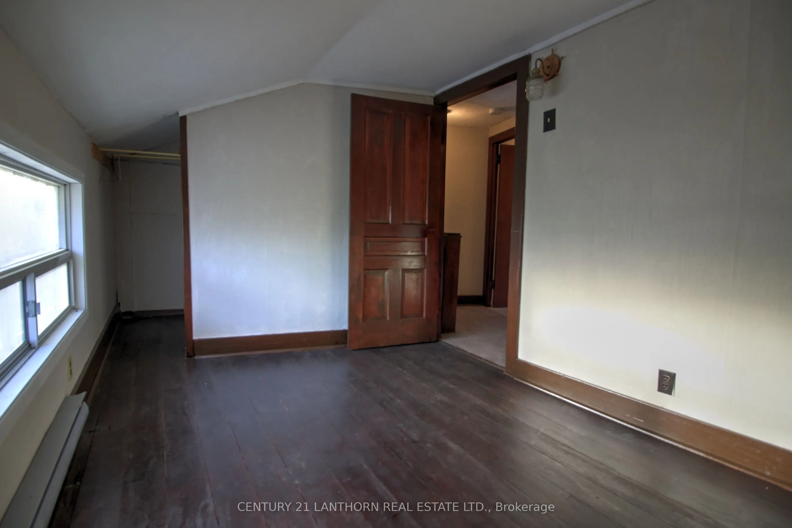 325 Picton Main Street E