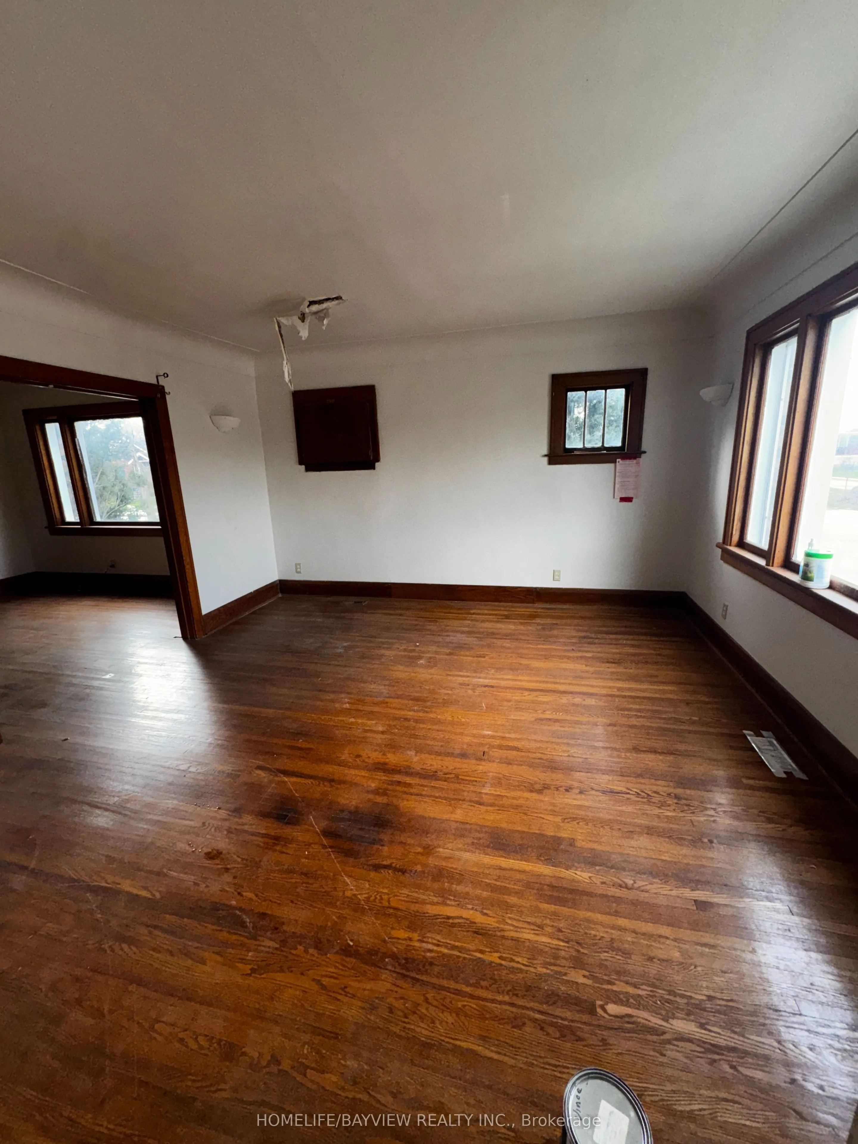589 Giles Boulevard W