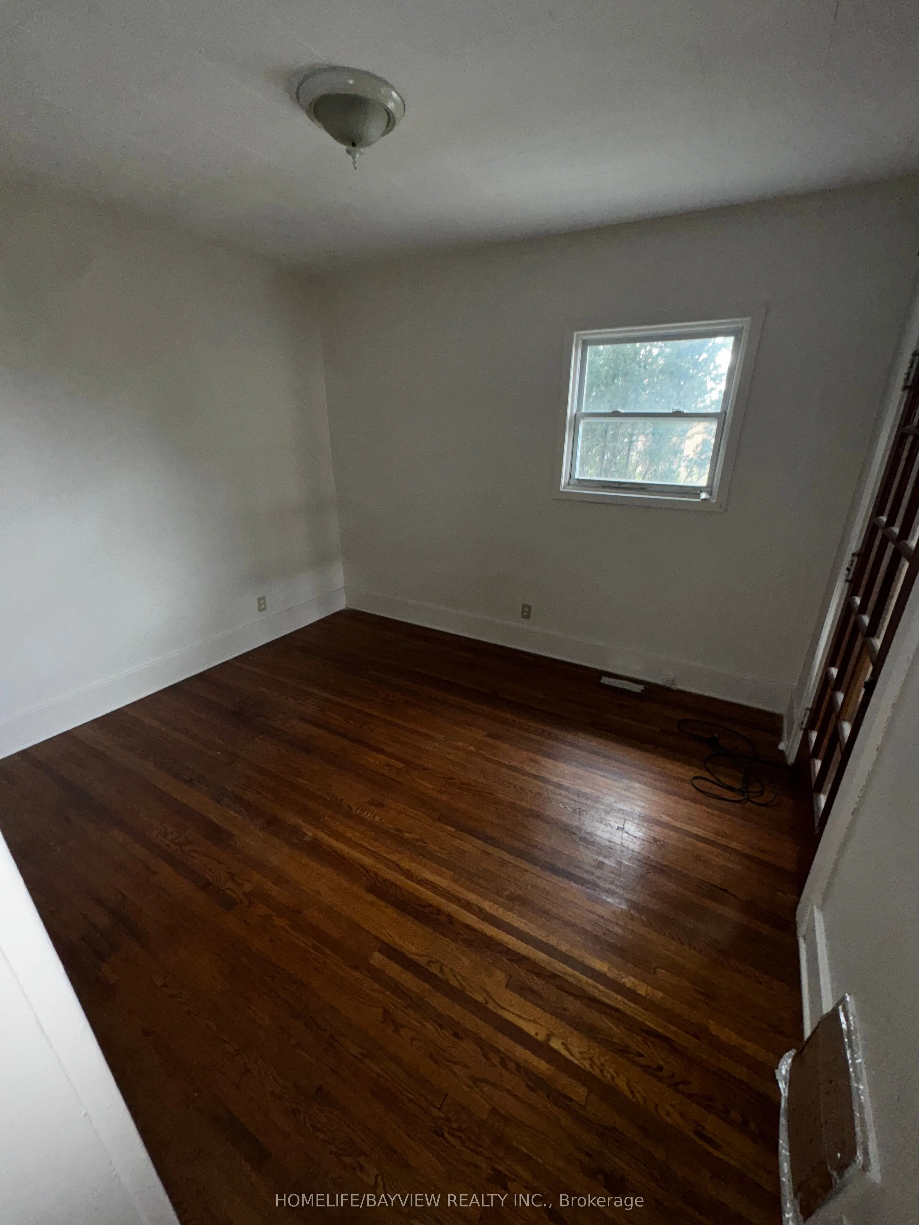 589 Giles Boulevard W