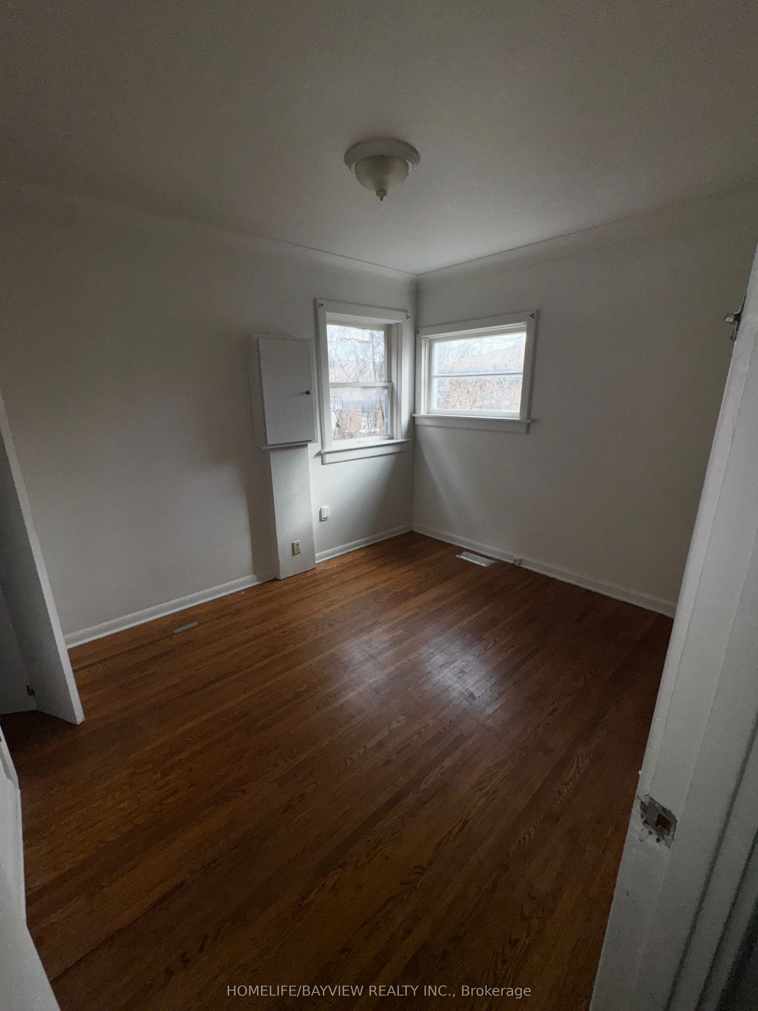 589 Giles Boulevard W