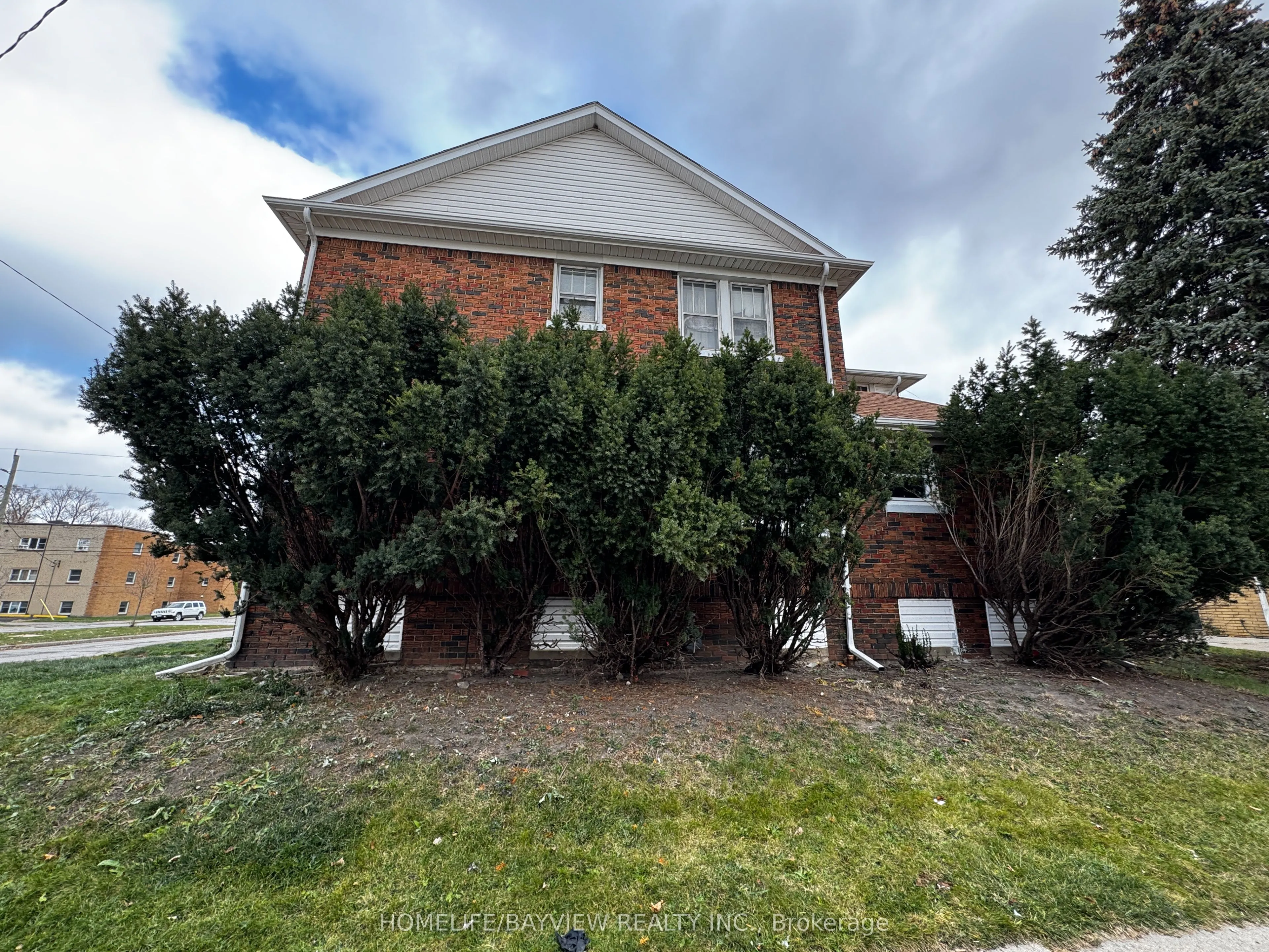 589 Giles Boulevard W