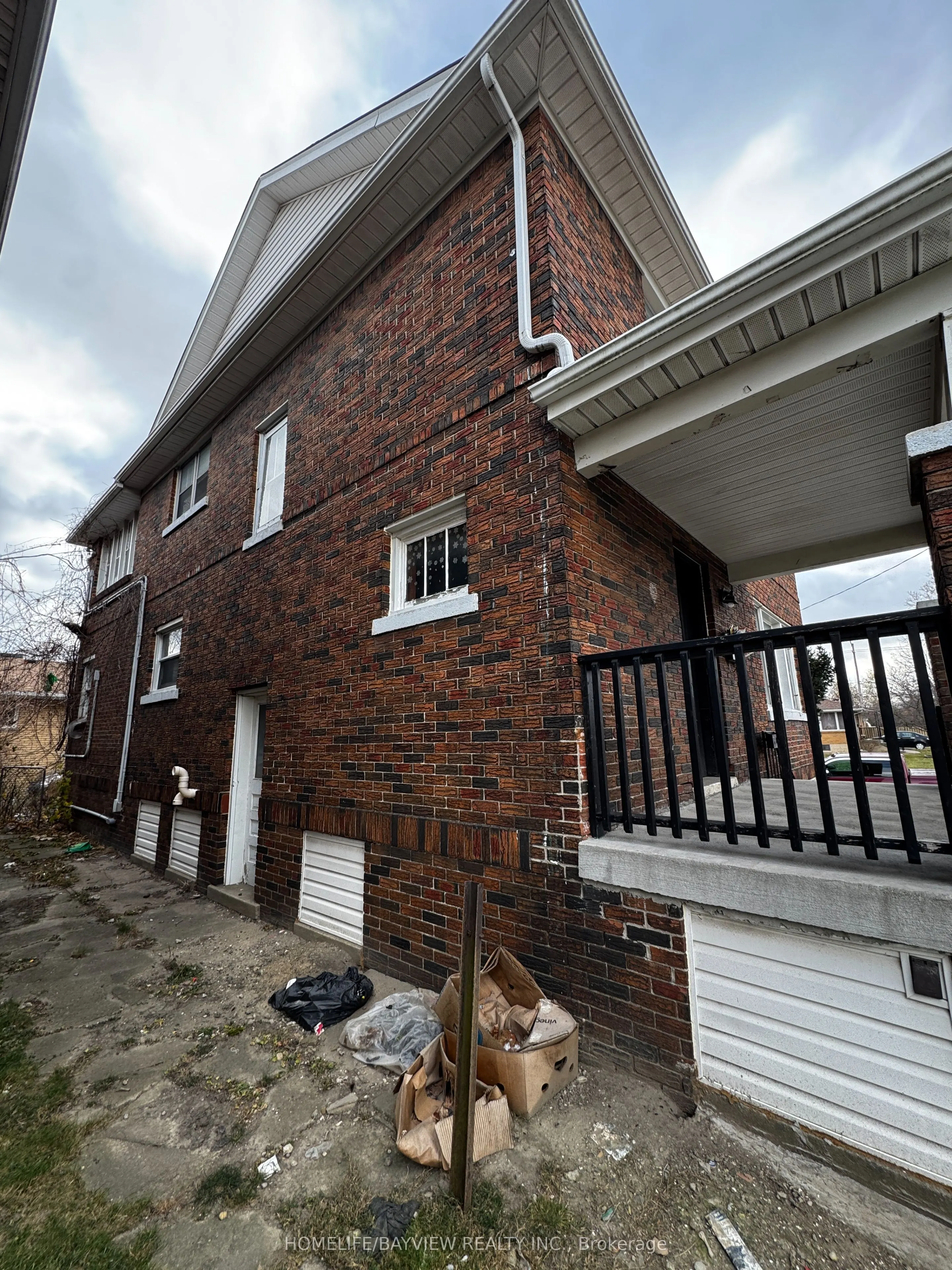 589 Giles Boulevard W