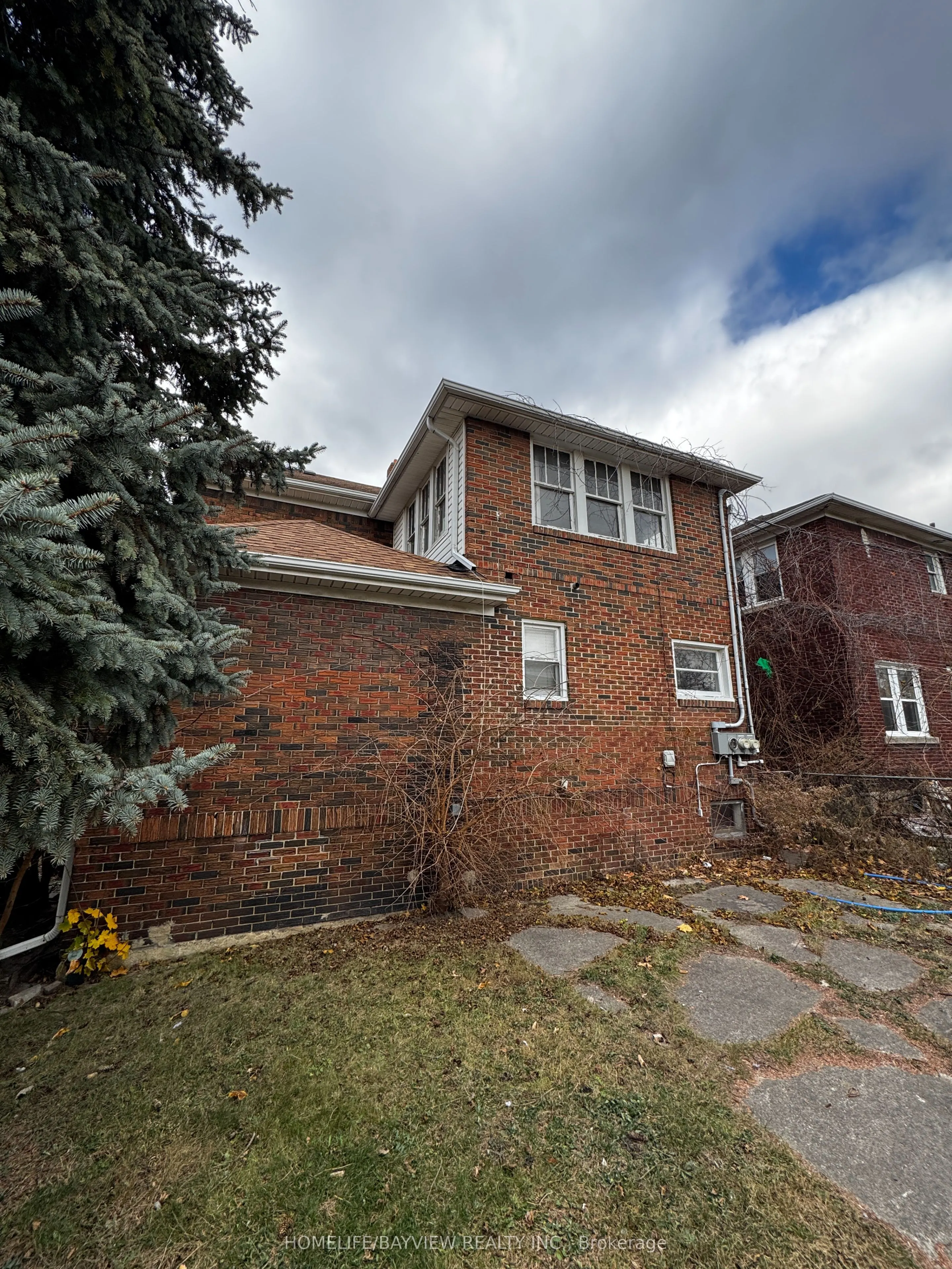 589 Giles Boulevard W