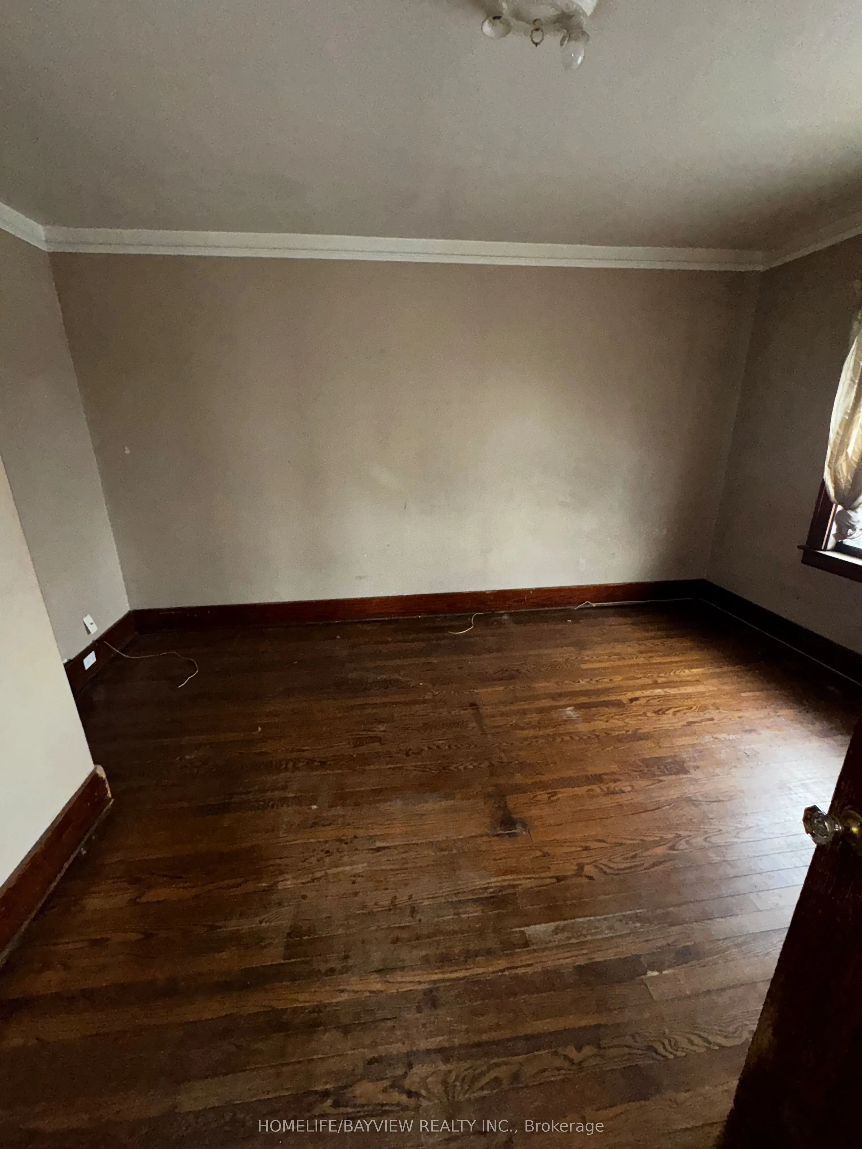 589 Giles Boulevard W