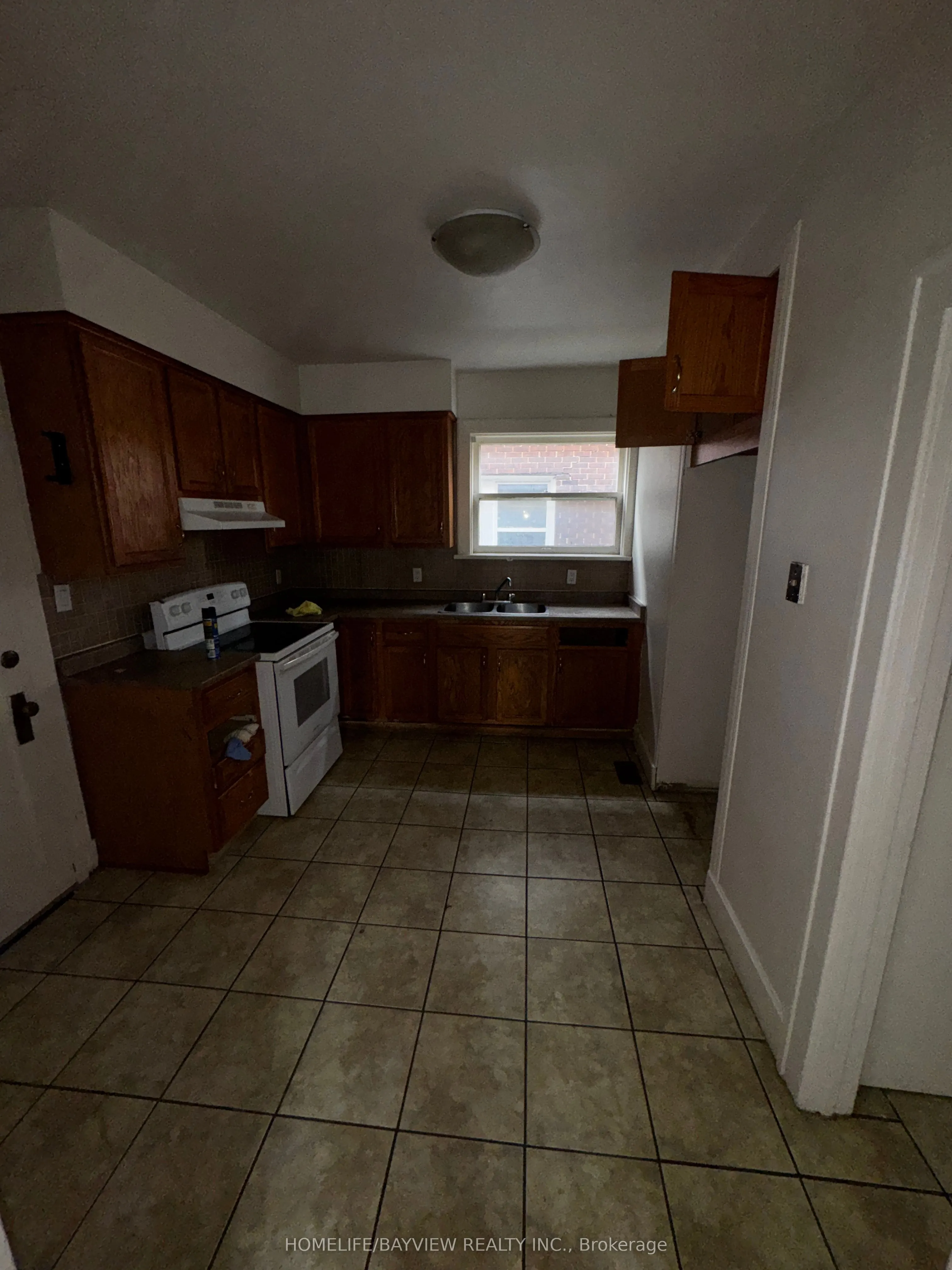 589 Giles Boulevard W