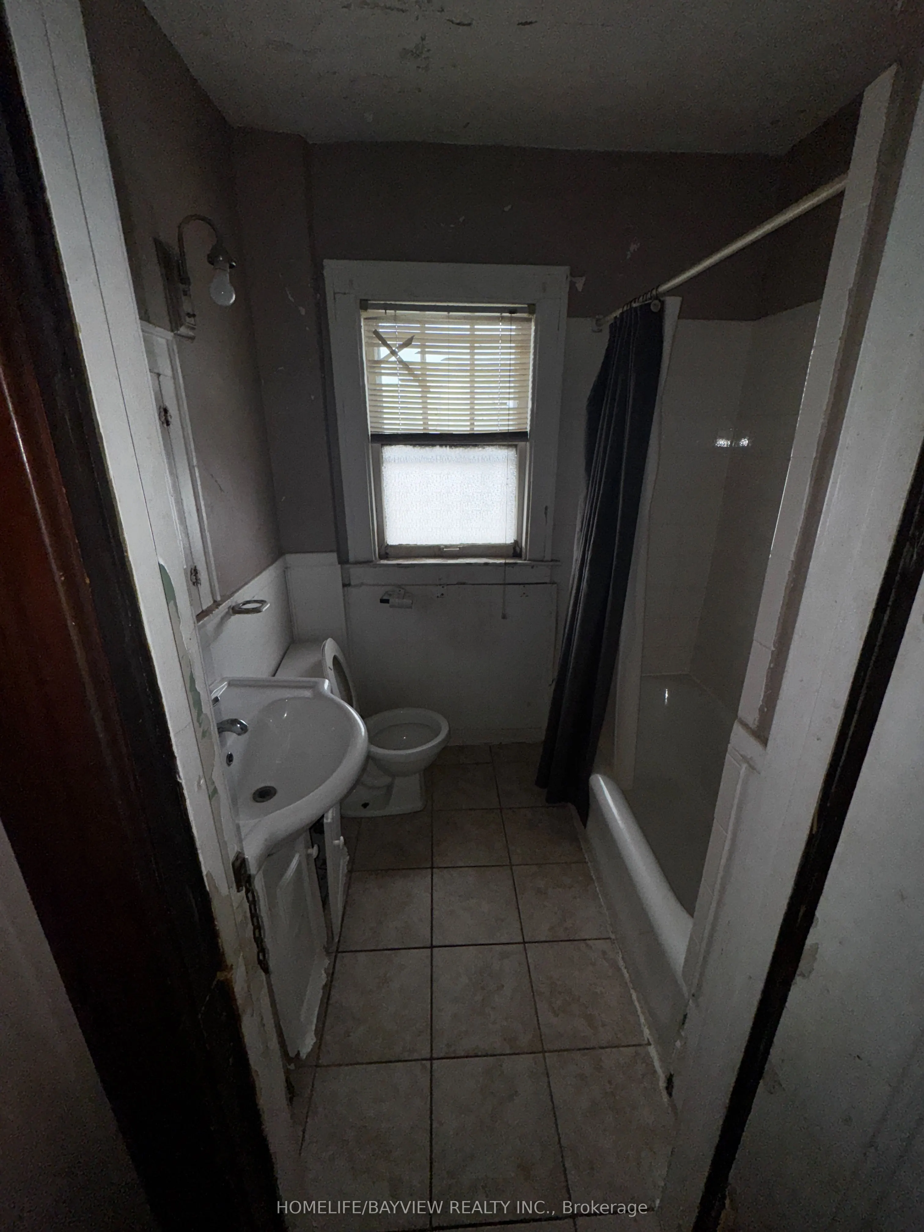 589 Giles Boulevard W