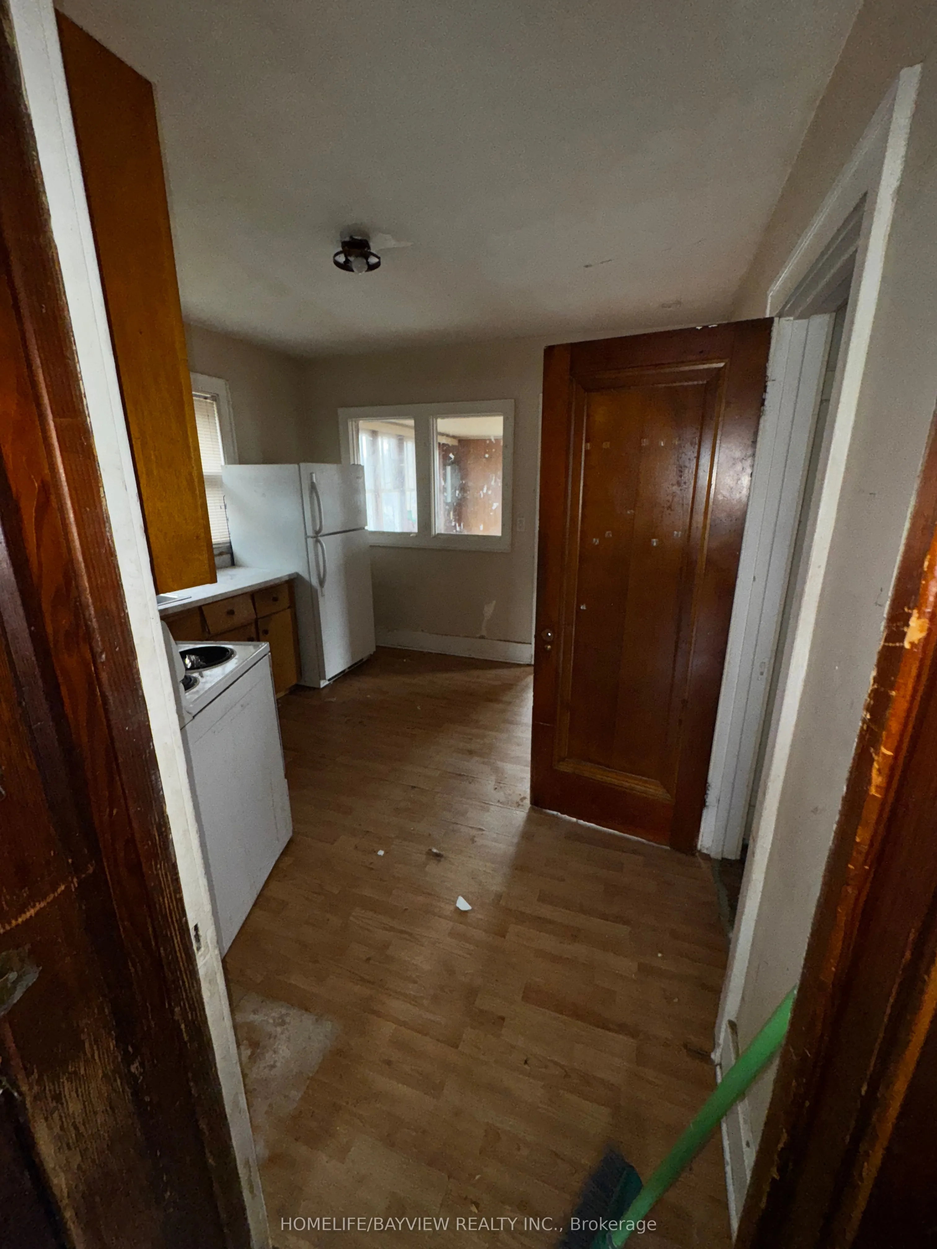 589 Giles Boulevard W
