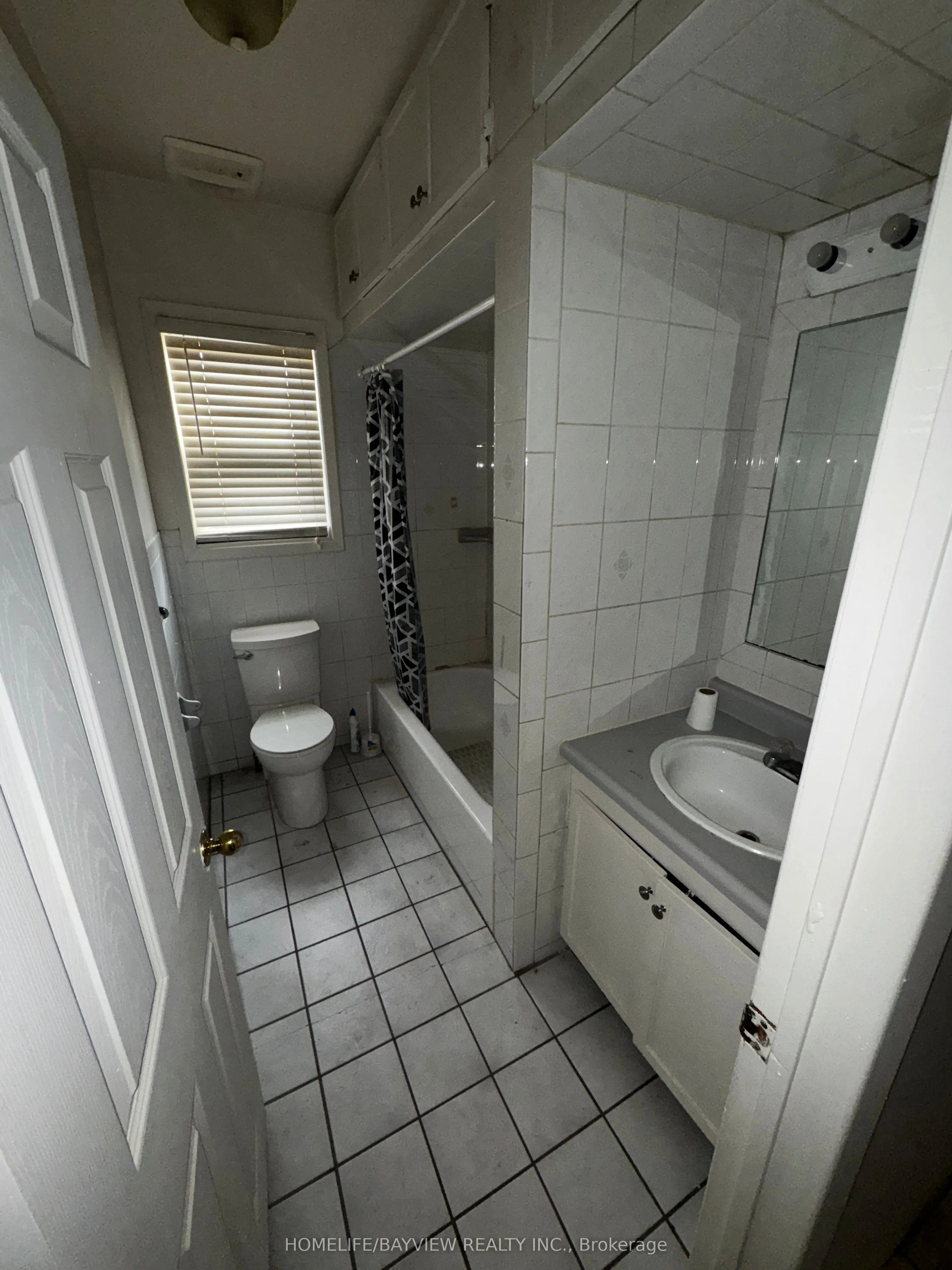 589 Giles Boulevard W