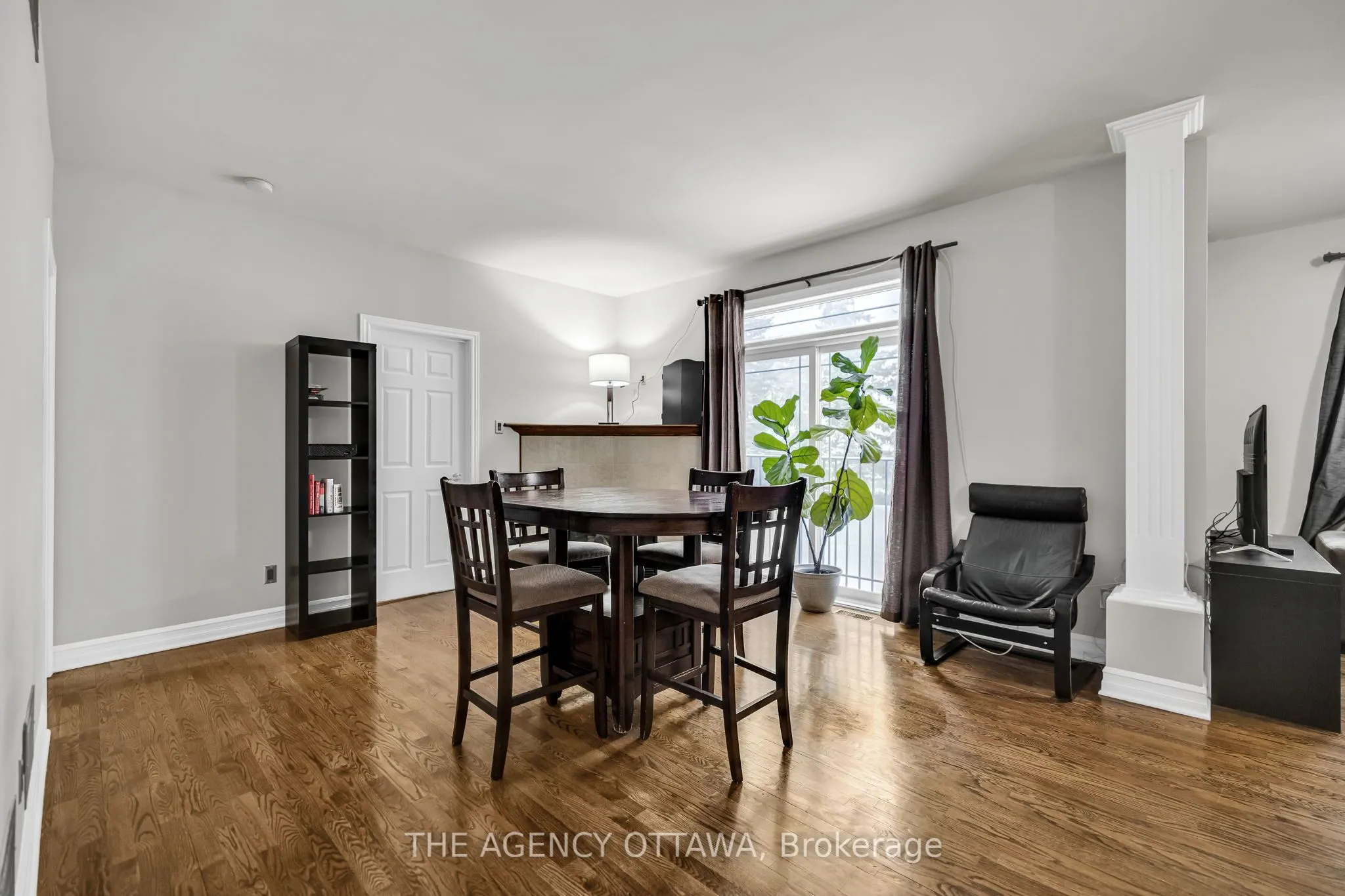 711 CHURCHILL Avenue N #203