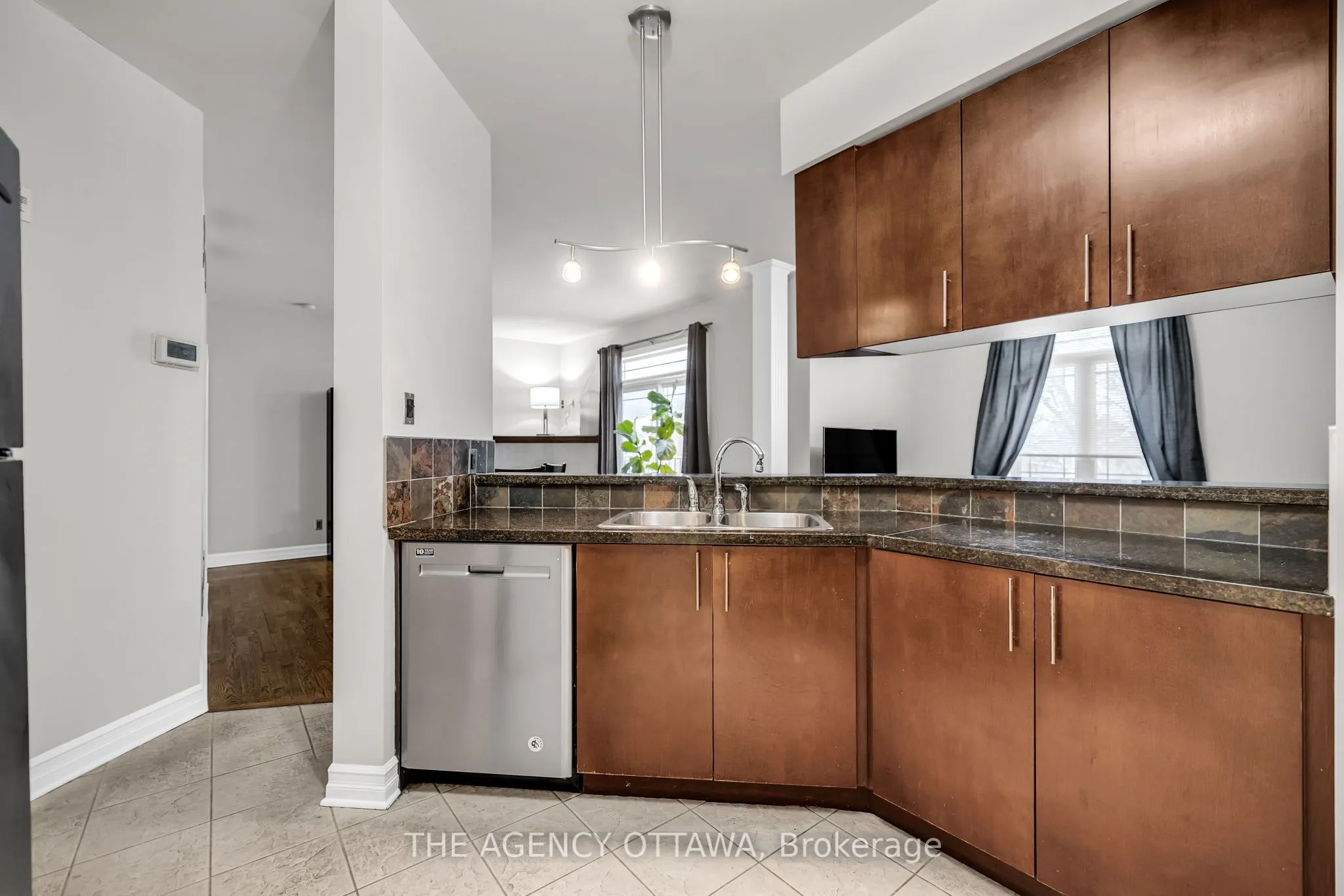 711 CHURCHILL Avenue N #203