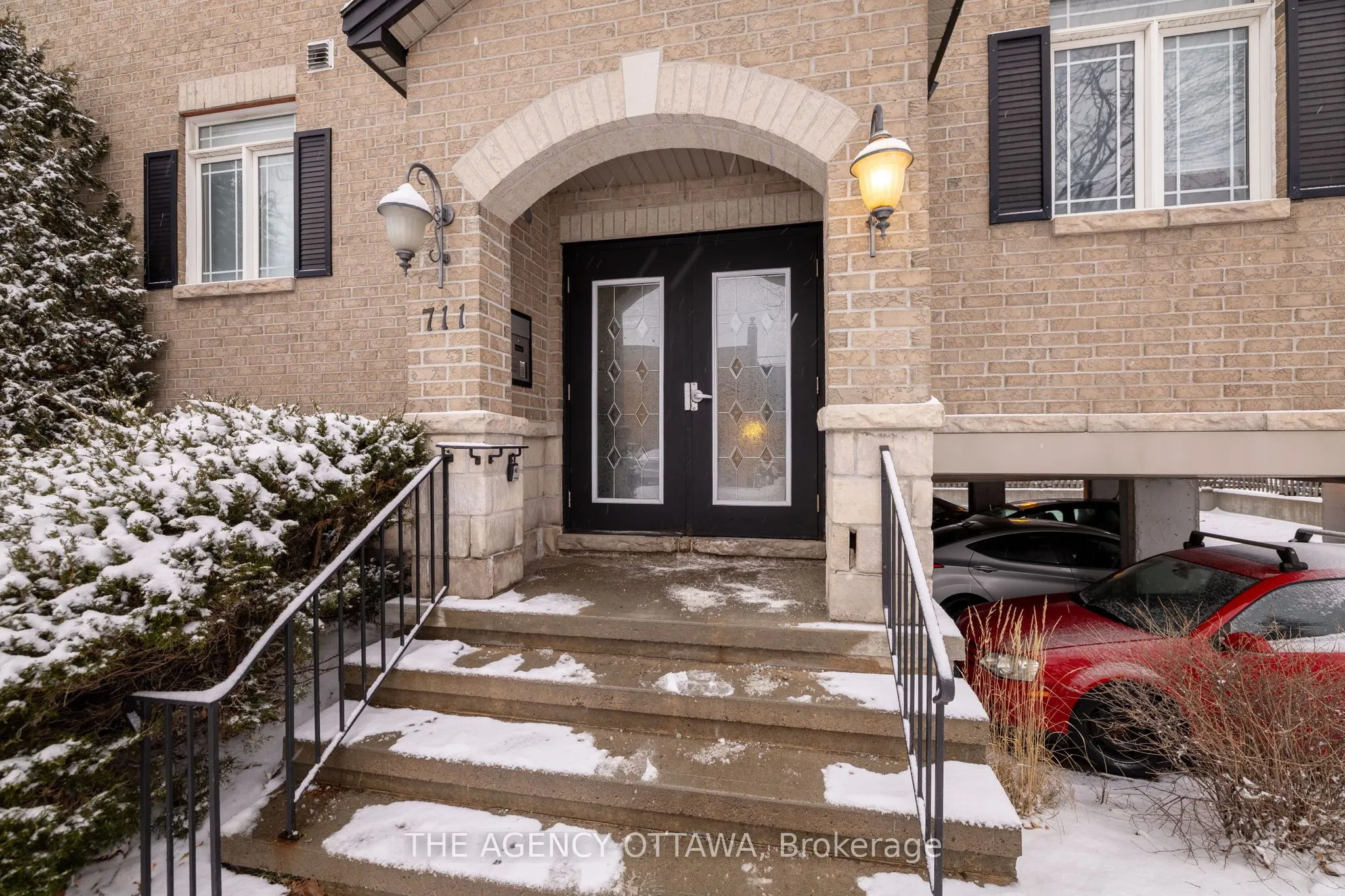 711 CHURCHILL Avenue N #203