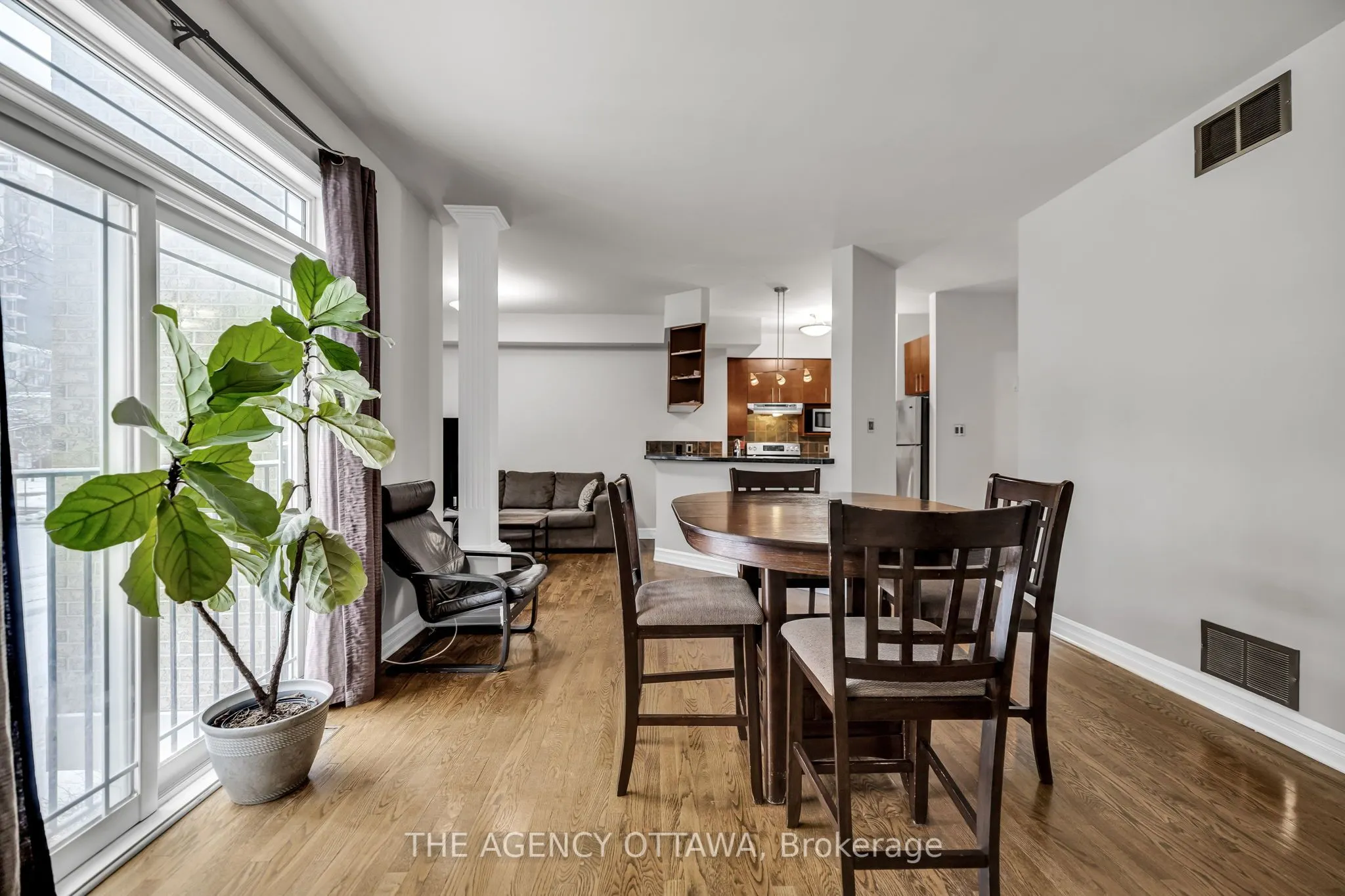 711 CHURCHILL Avenue N #203