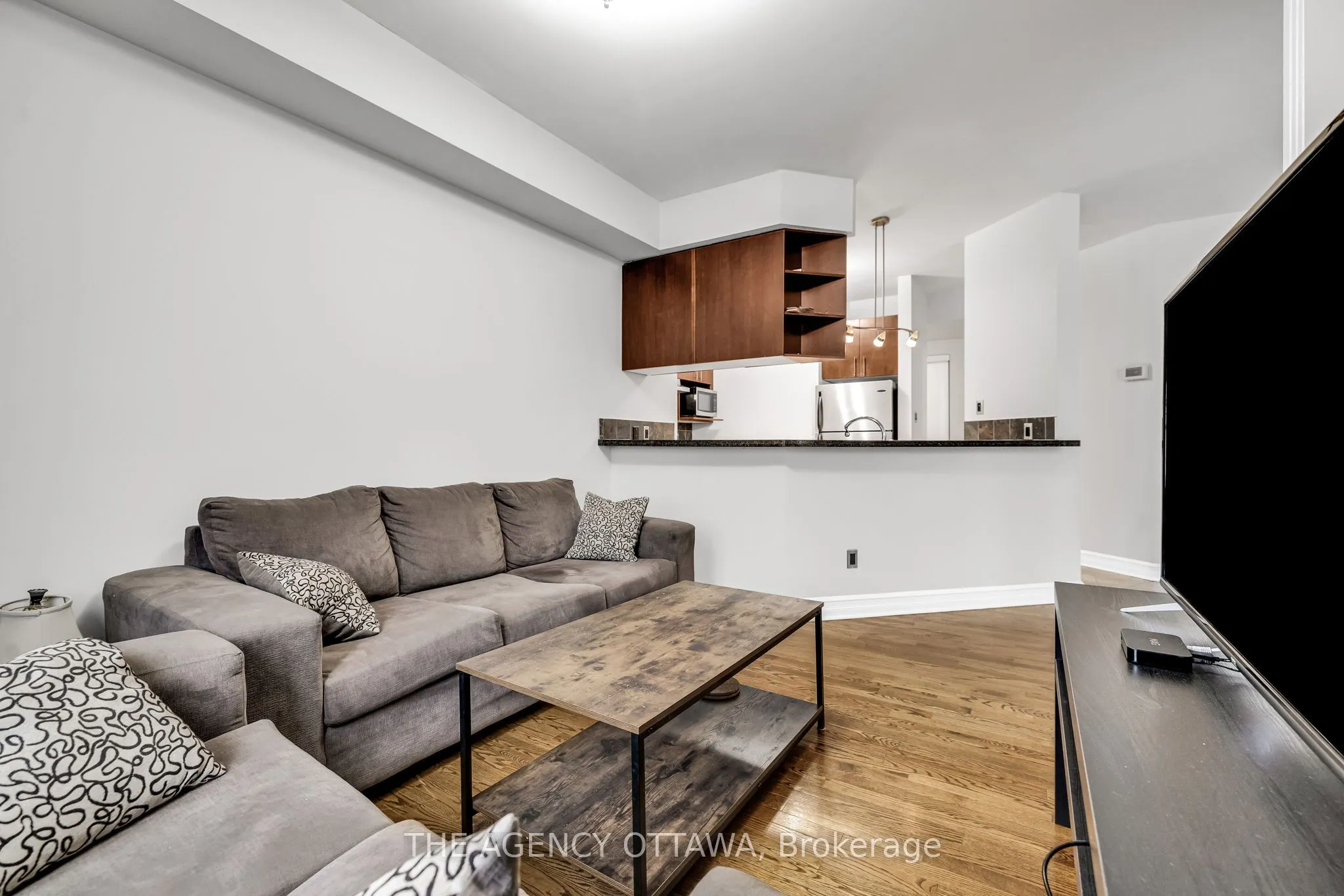 711 CHURCHILL Avenue N #203