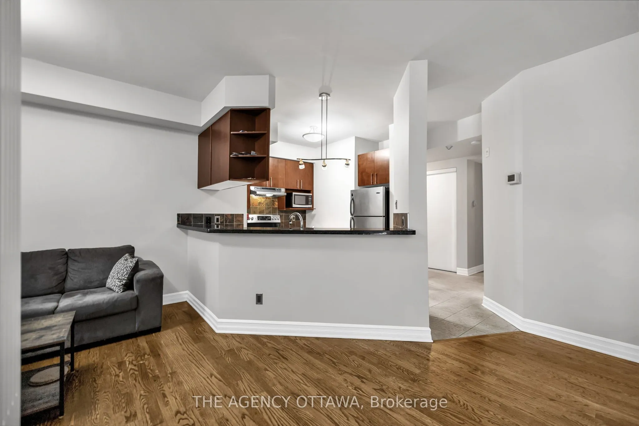 711 CHURCHILL Avenue N #203