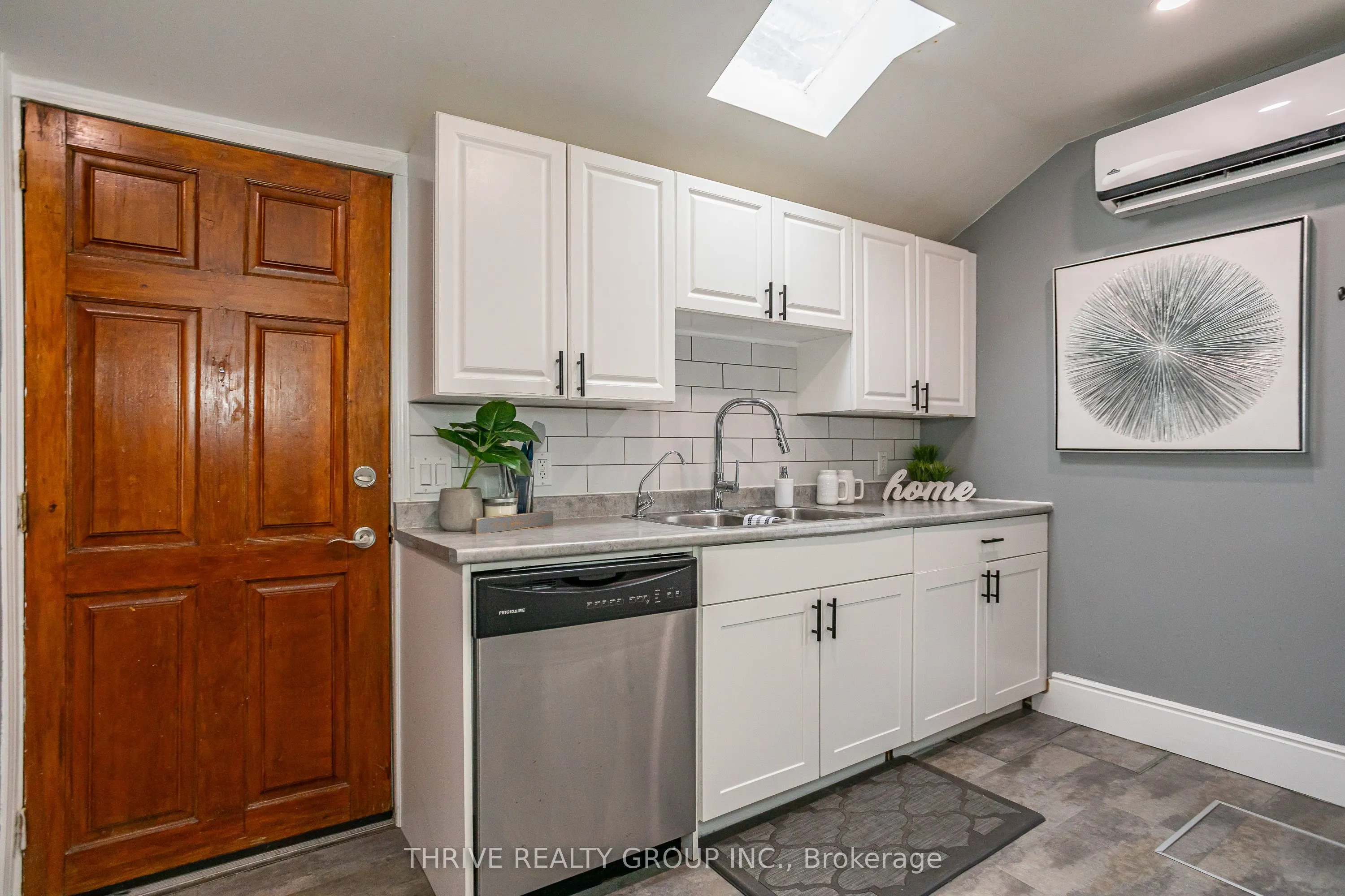 225 Simcoe Street