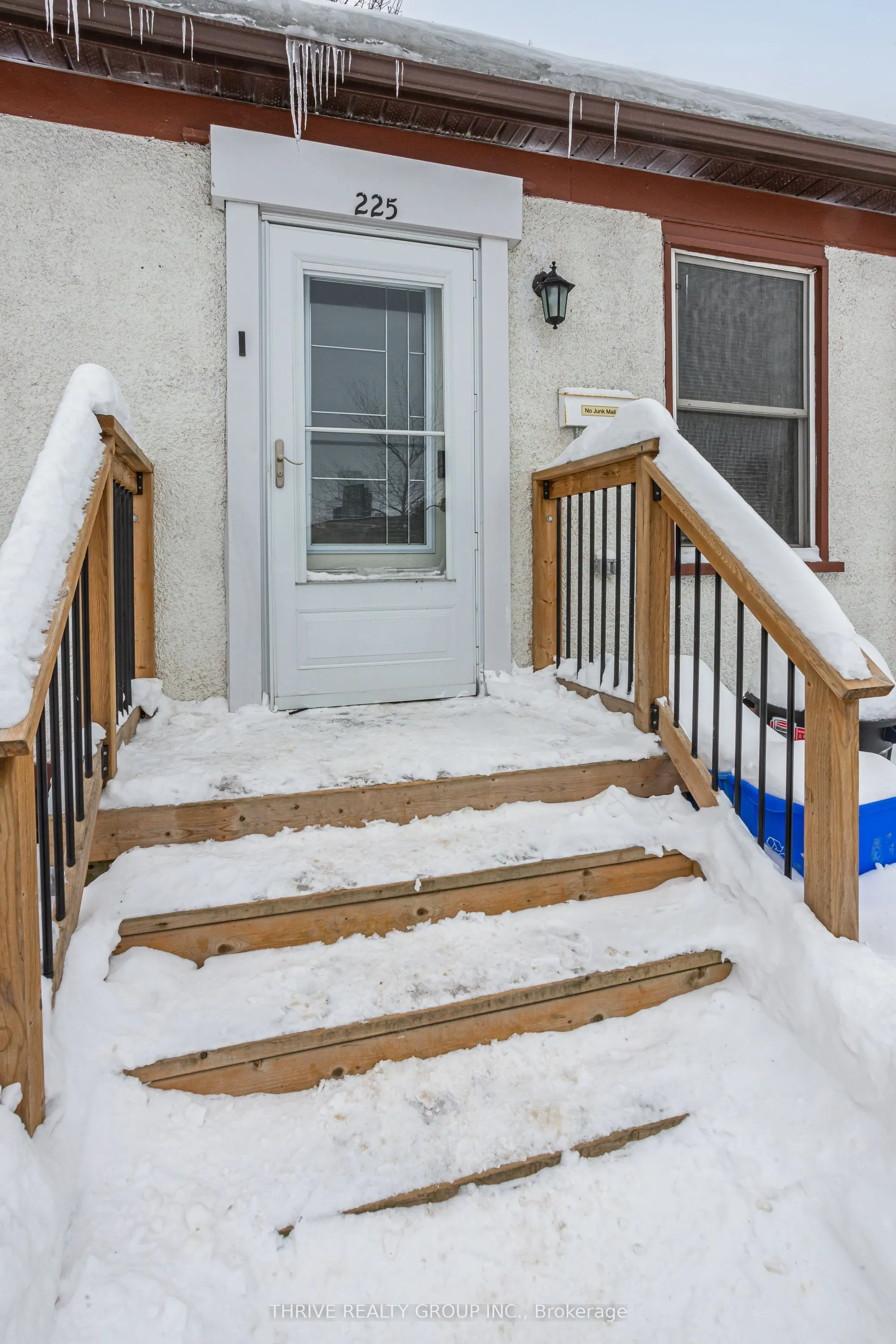 225 Simcoe Street