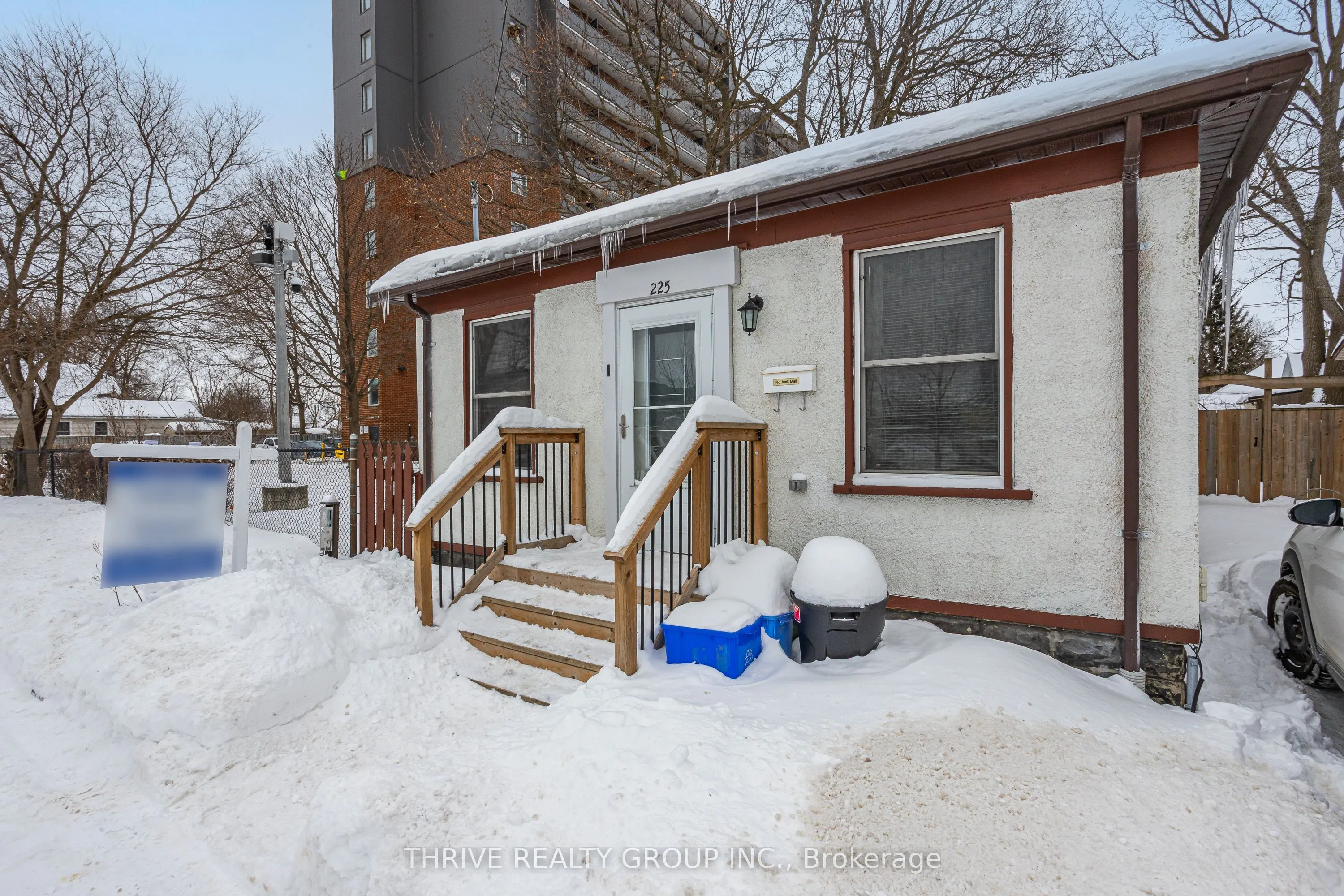 225 Simcoe Street