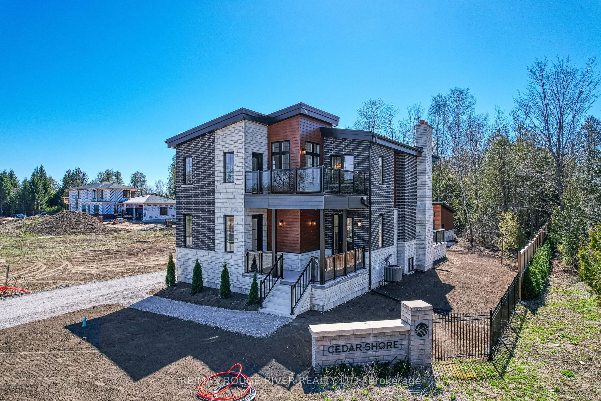 213 SUZANNE MESS Boulevard