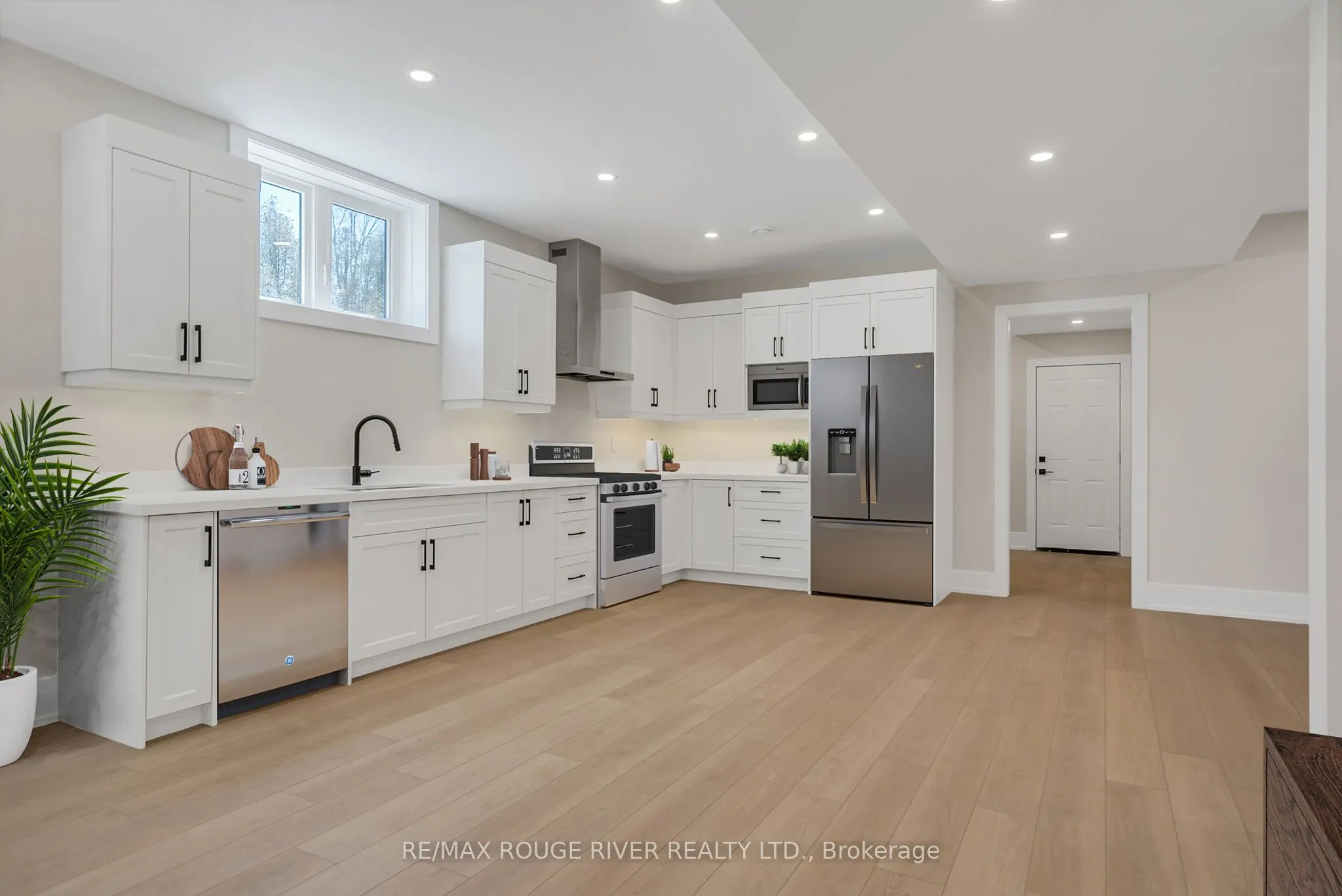 213 SUZANNE MESS Boulevard