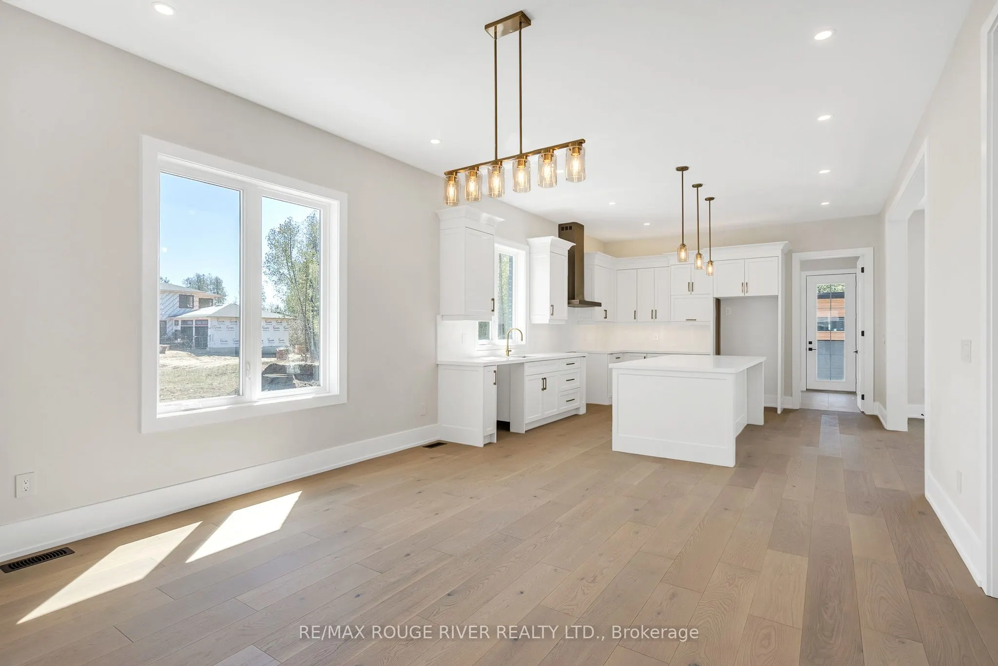 213 SUZANNE MESS Boulevard