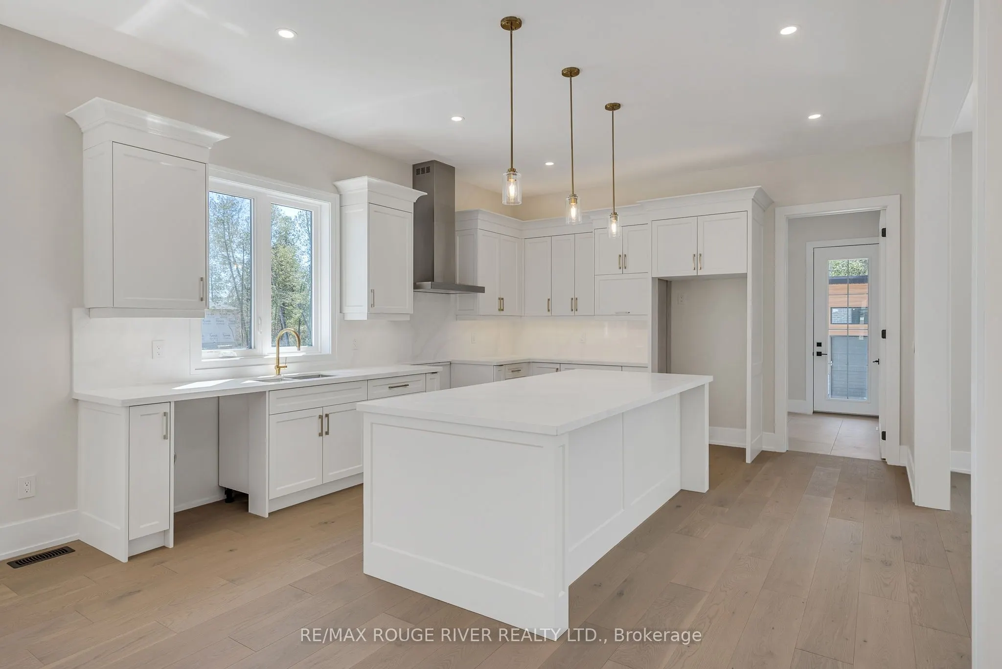 213 SUZANNE MESS Boulevard