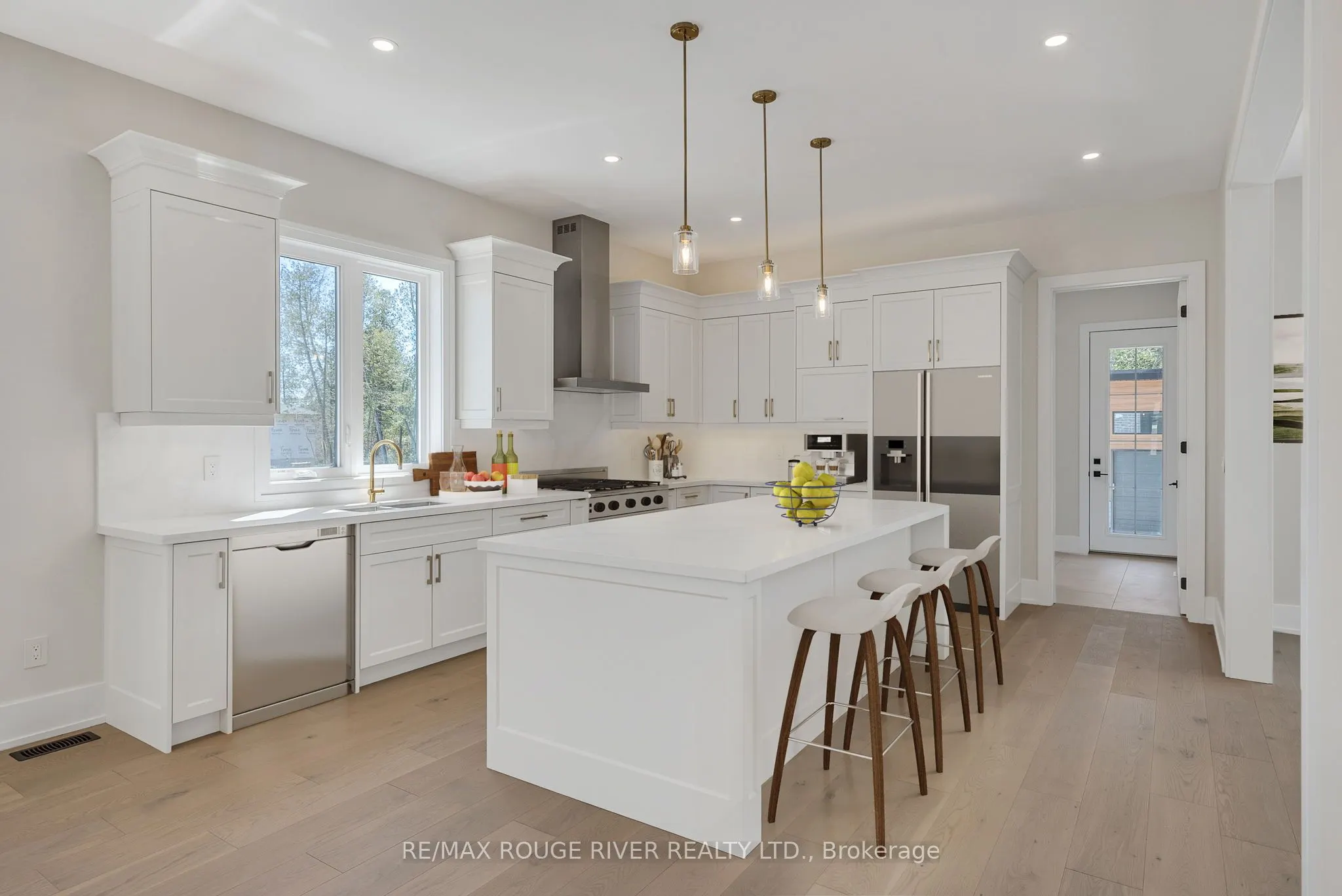 213 SUZANNE MESS Boulevard