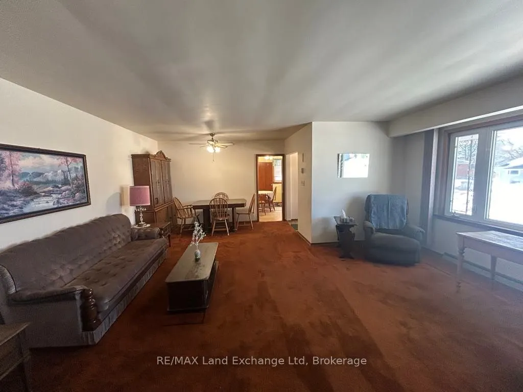 27 Elizabeth Street S